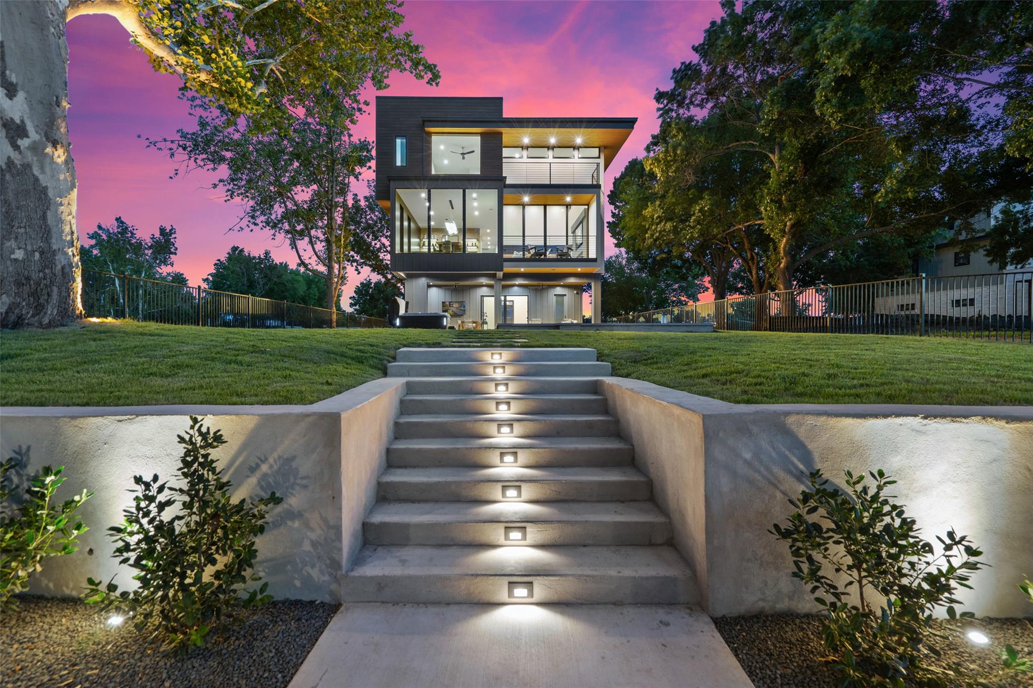 613 Lake ST