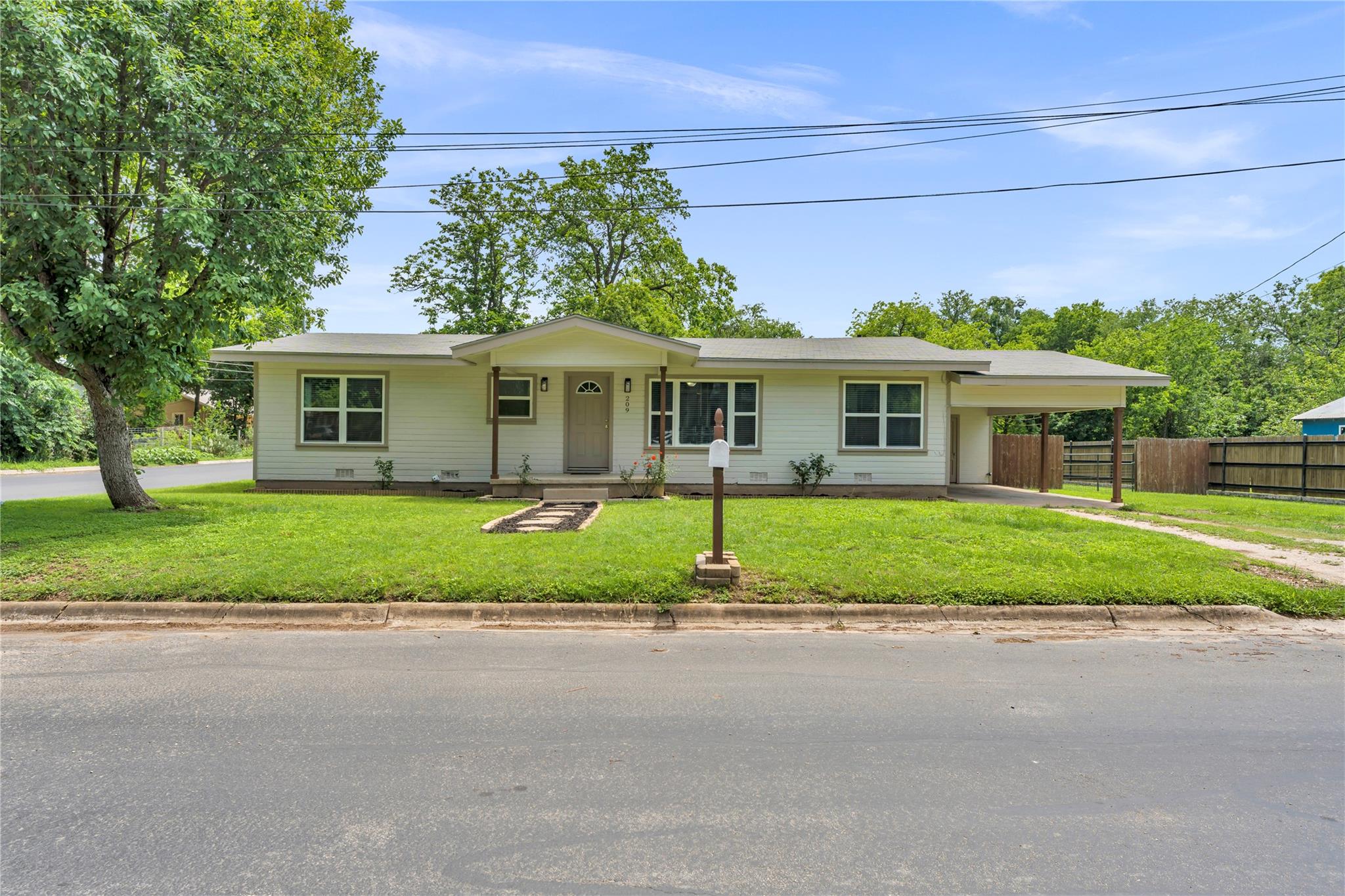 209 Live Oak ST