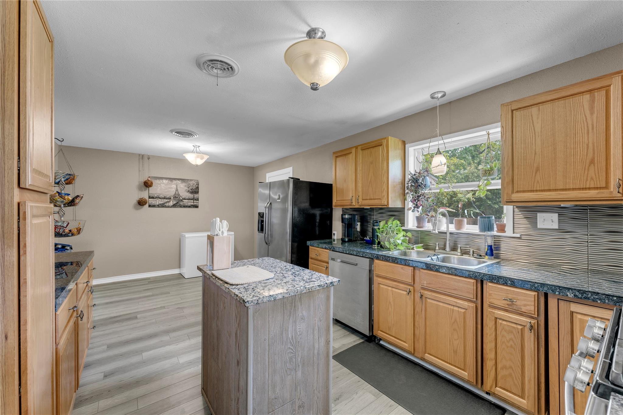 209 Live Oak ST — photo 3
