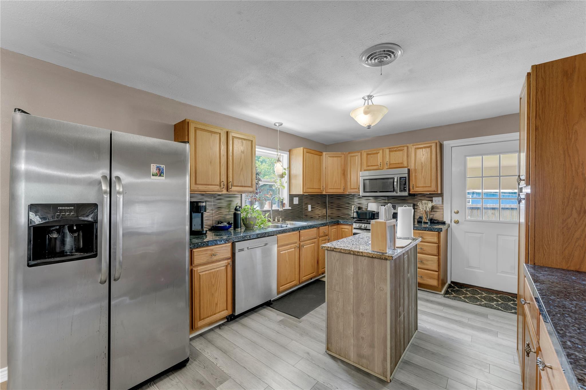 209 Live Oak ST — photo 4