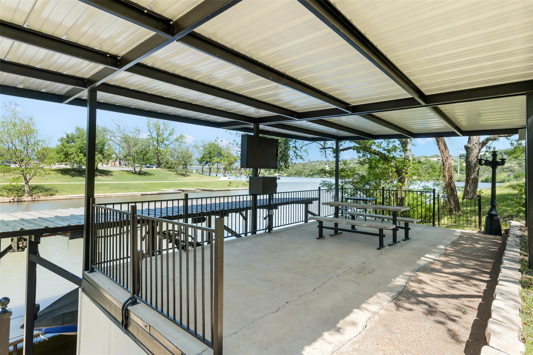 500 Lakeshore DR — photo 4