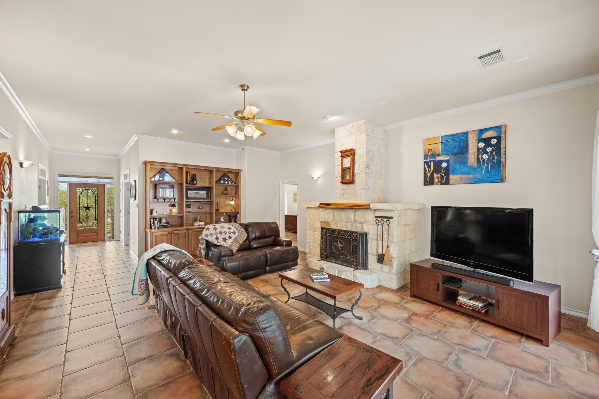 508 Lariat CIR — photo 5