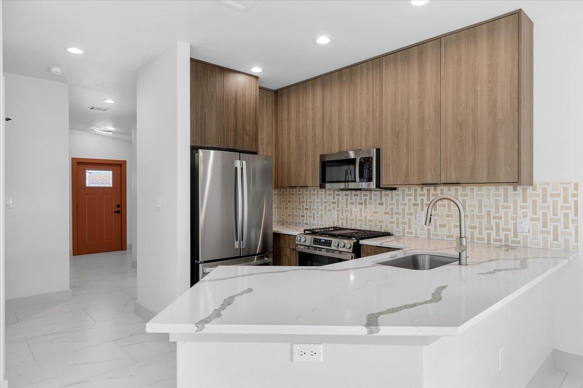 1409 Emile ST — photo 4