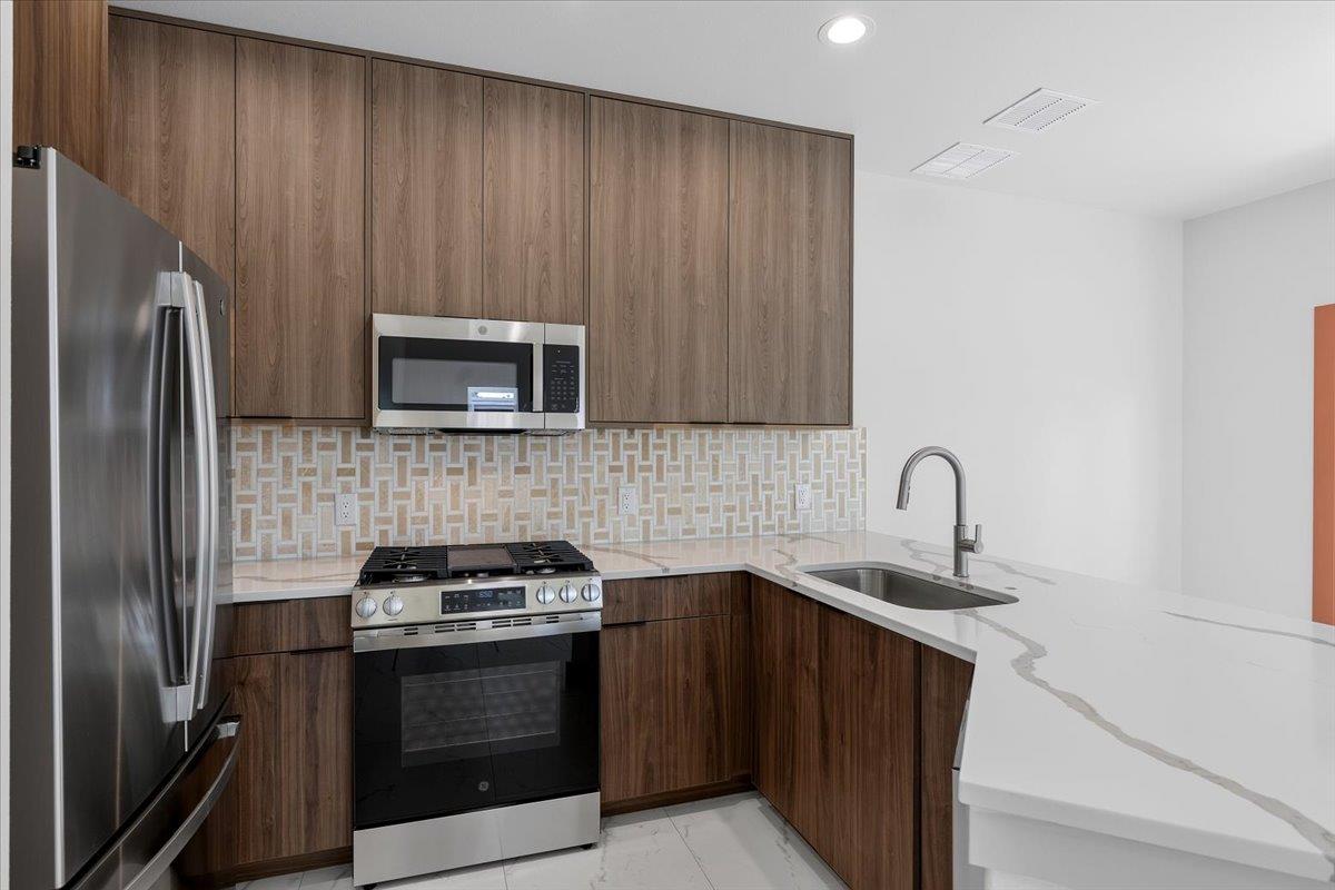1409 Emile ST — photo 5
