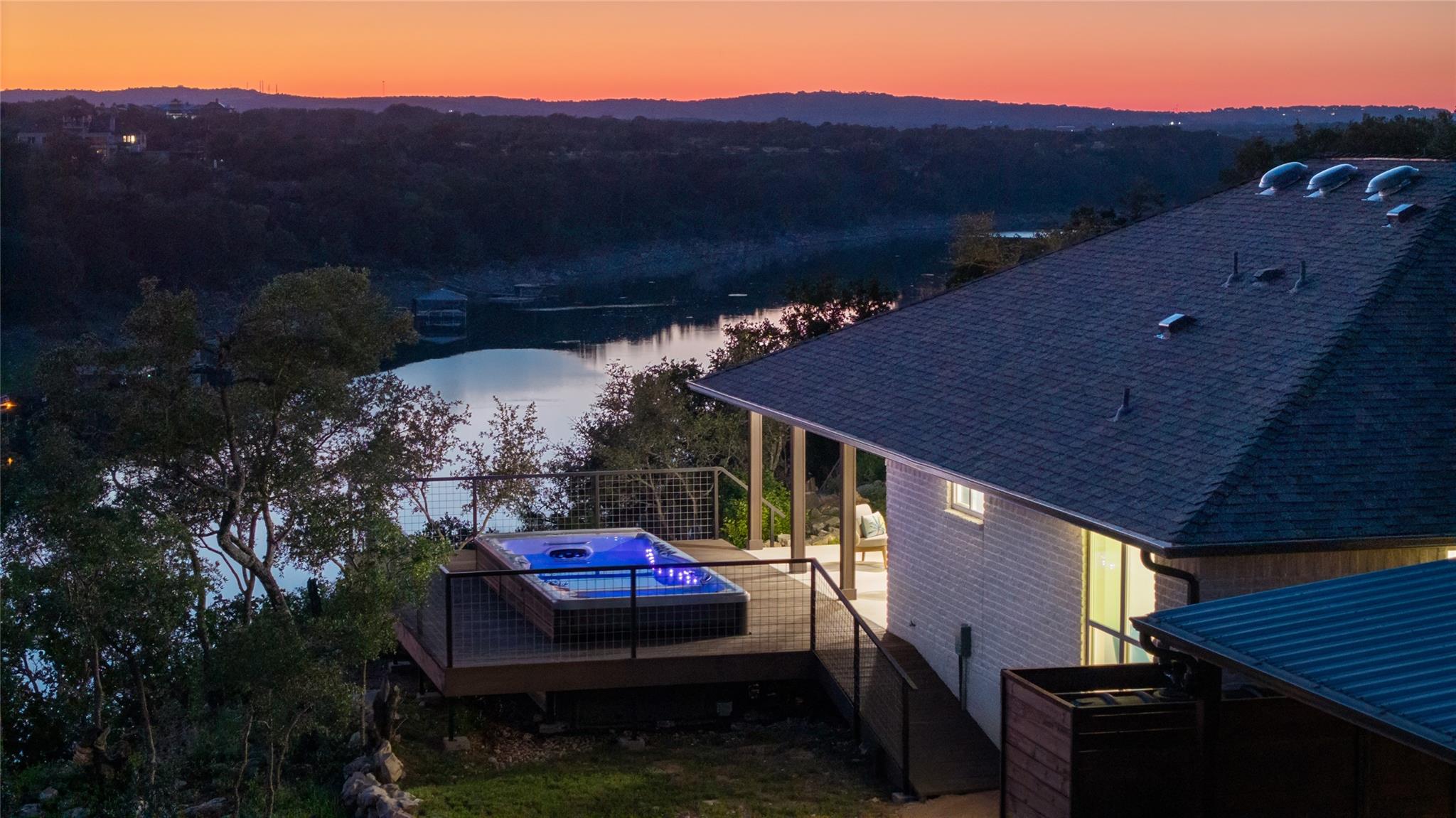 1104 Cliffview DR — photo 3