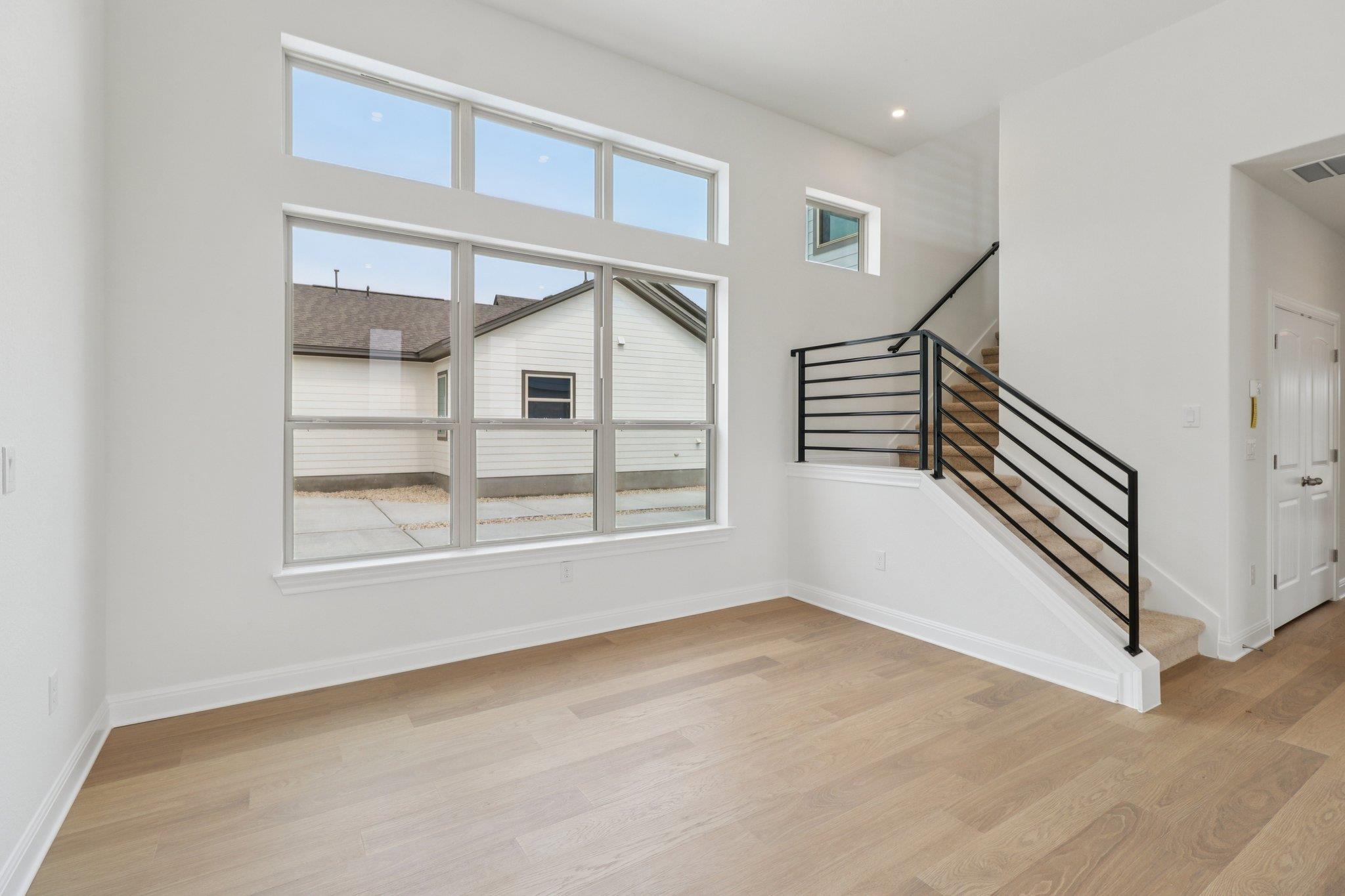 628 Treadwell LN — photo 4