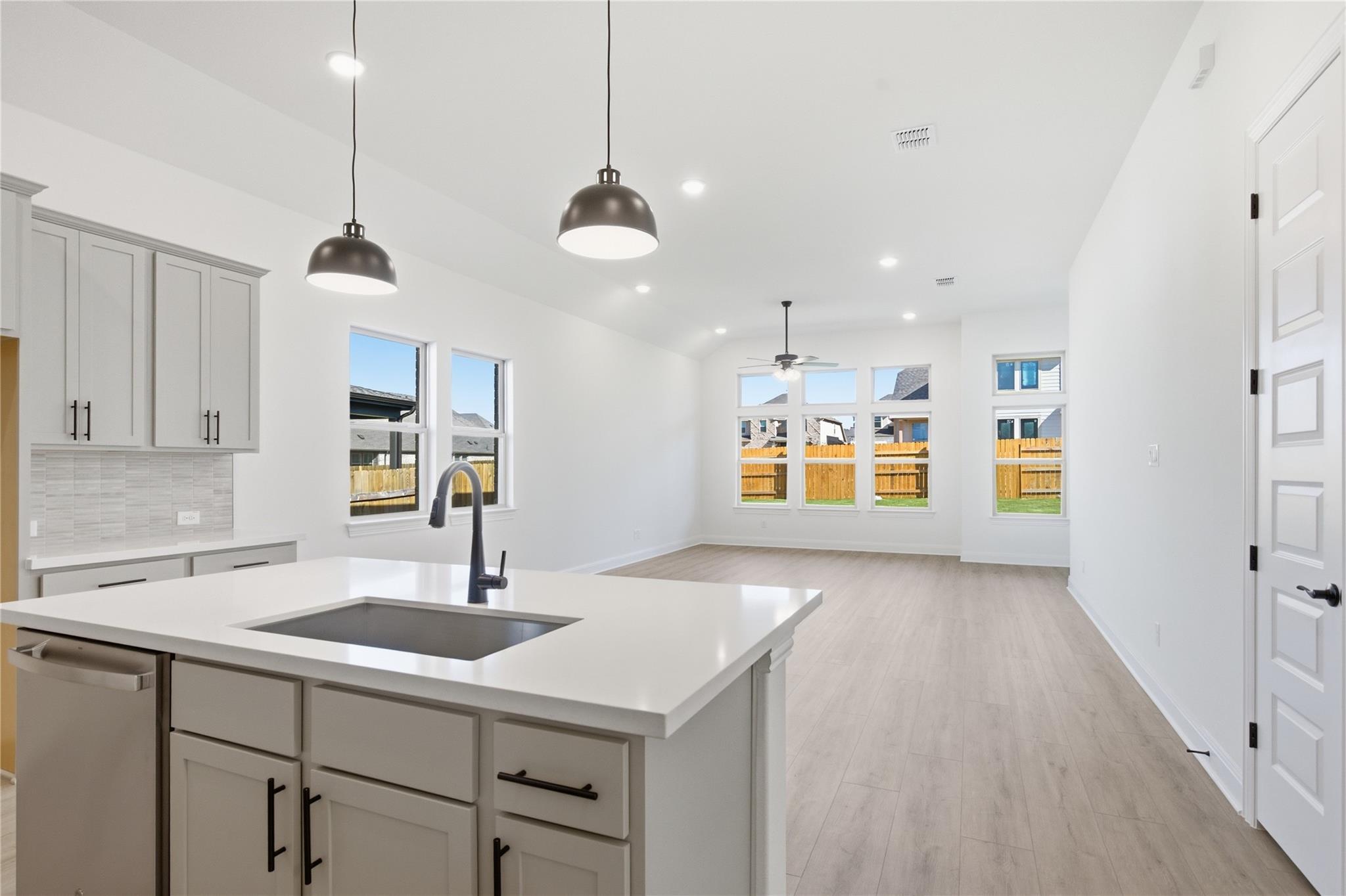 619 Breeze Hollow LN — photo 5
