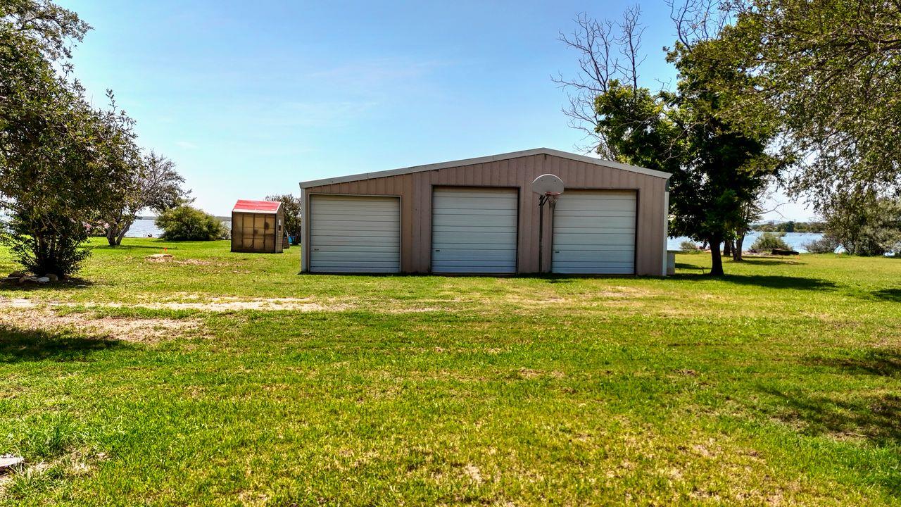 110 Lakecrest DR — photo 4