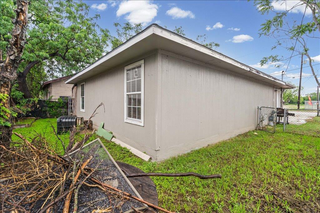 904 Montopolis DR — photo 3