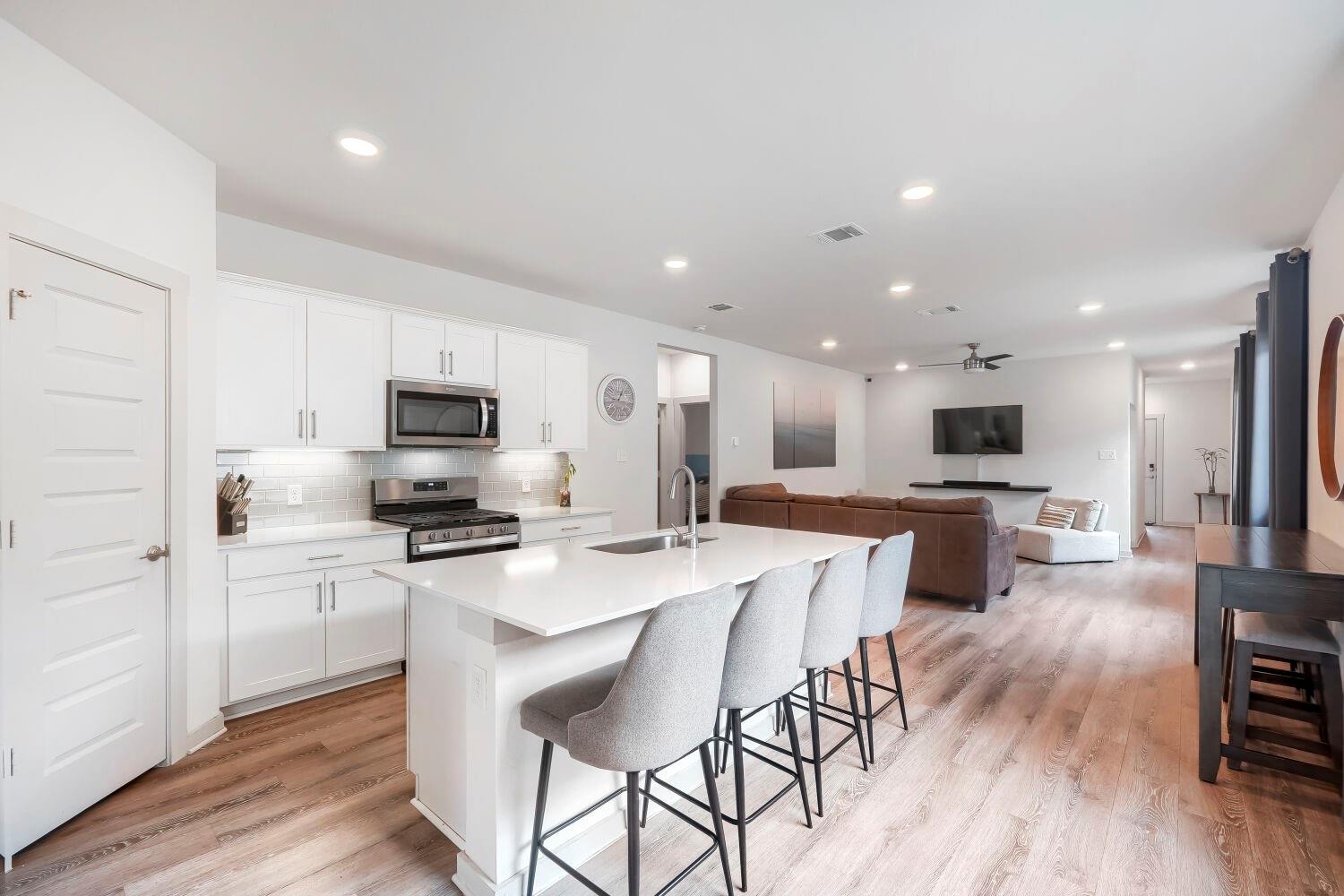 233 NEW HAMPTON WAY — photo 3