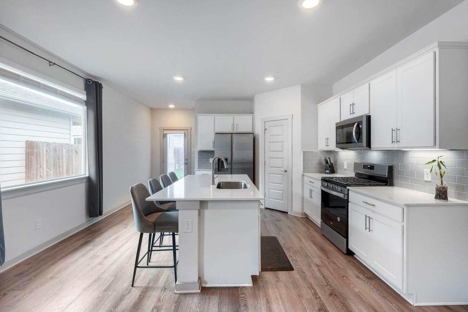 233 NEW HAMPTON WAY — photo 4