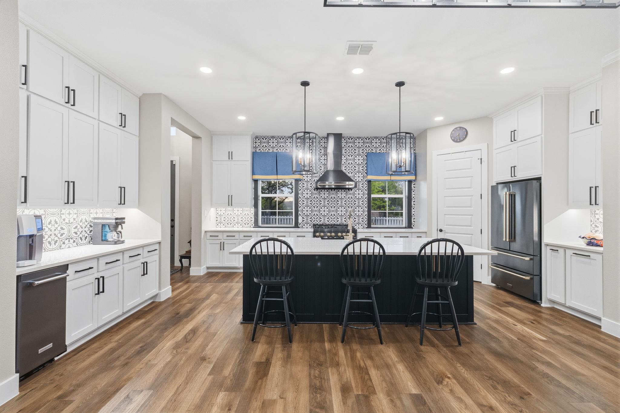 2551 Lakeshore DR — photo 3