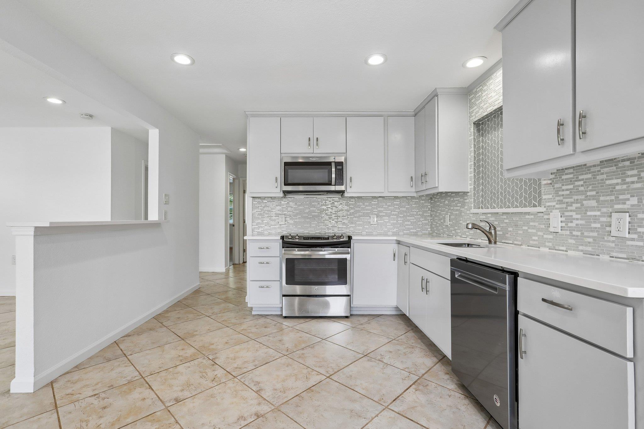 407 Magnolia ST — photo 3