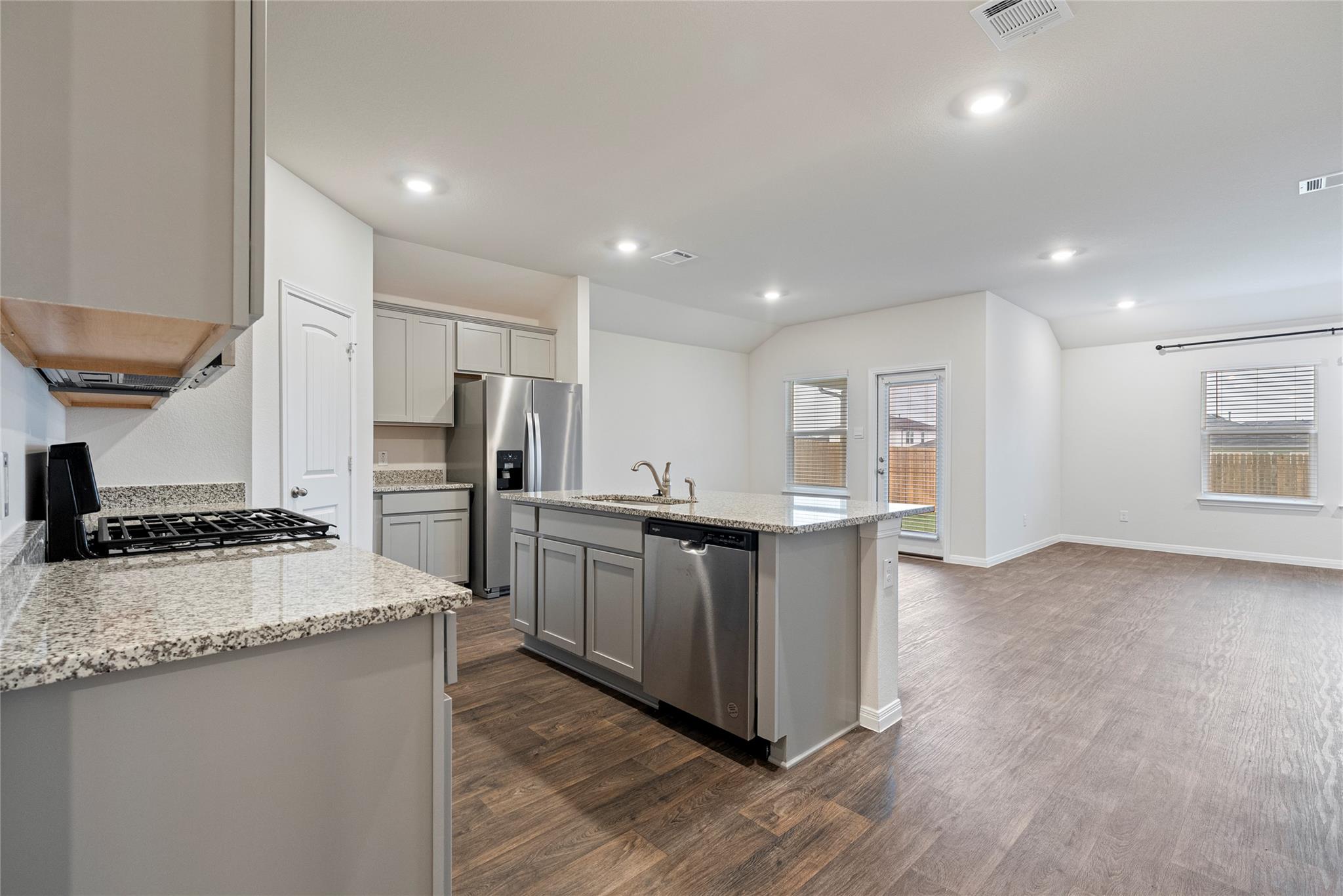 176 Texas Palmetto CIR — photo 3