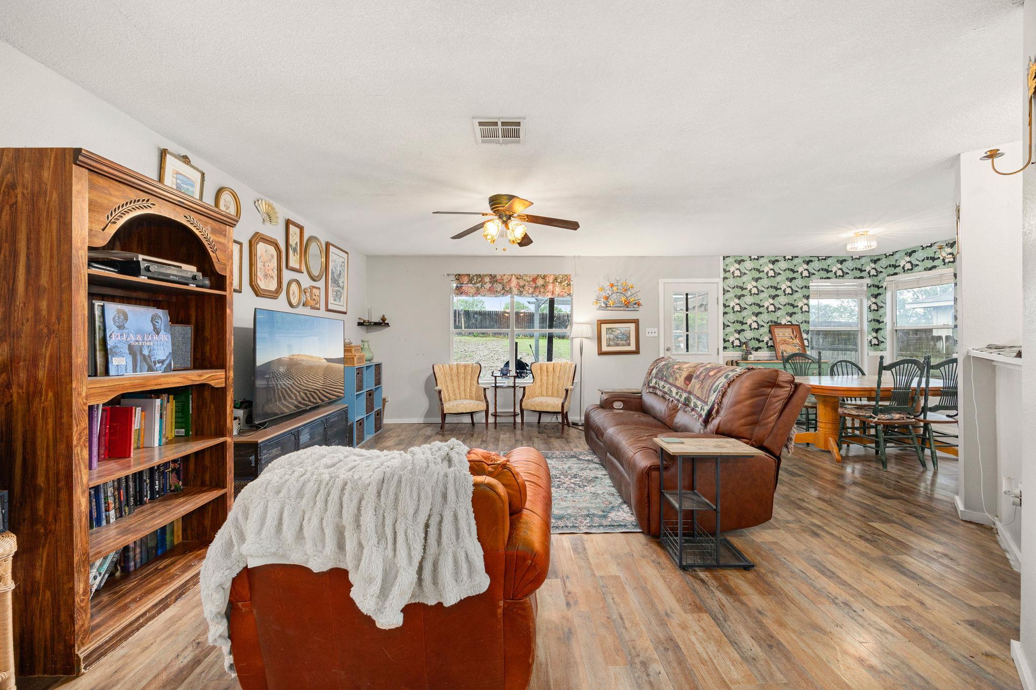 137 Sawgrass CIR — photo 4