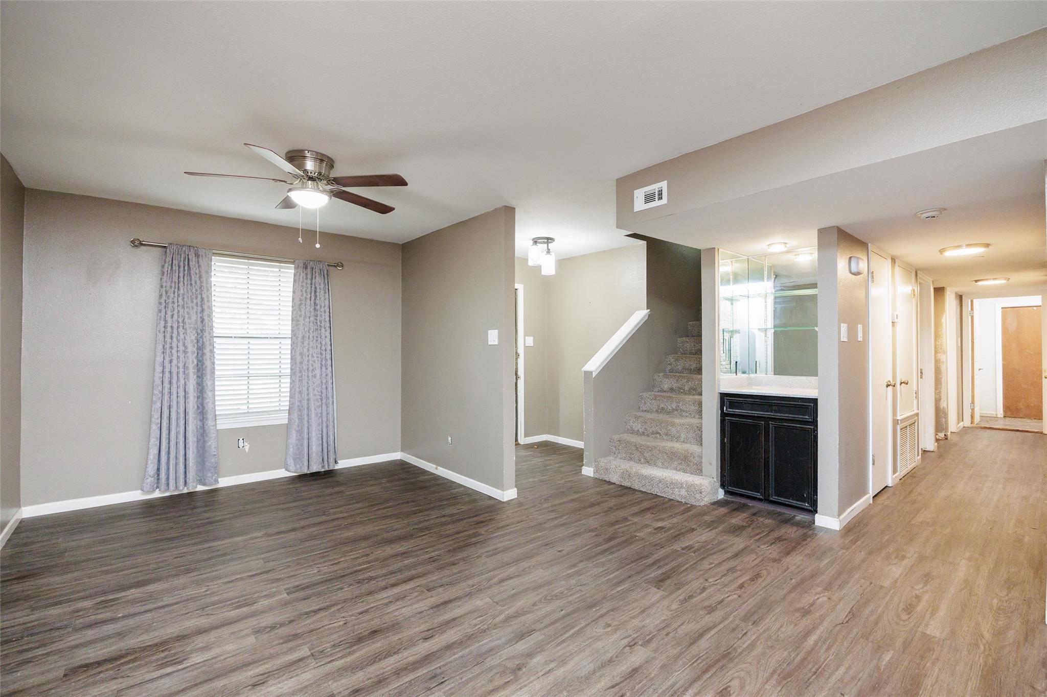 320 Long Pointe DR — photo 4