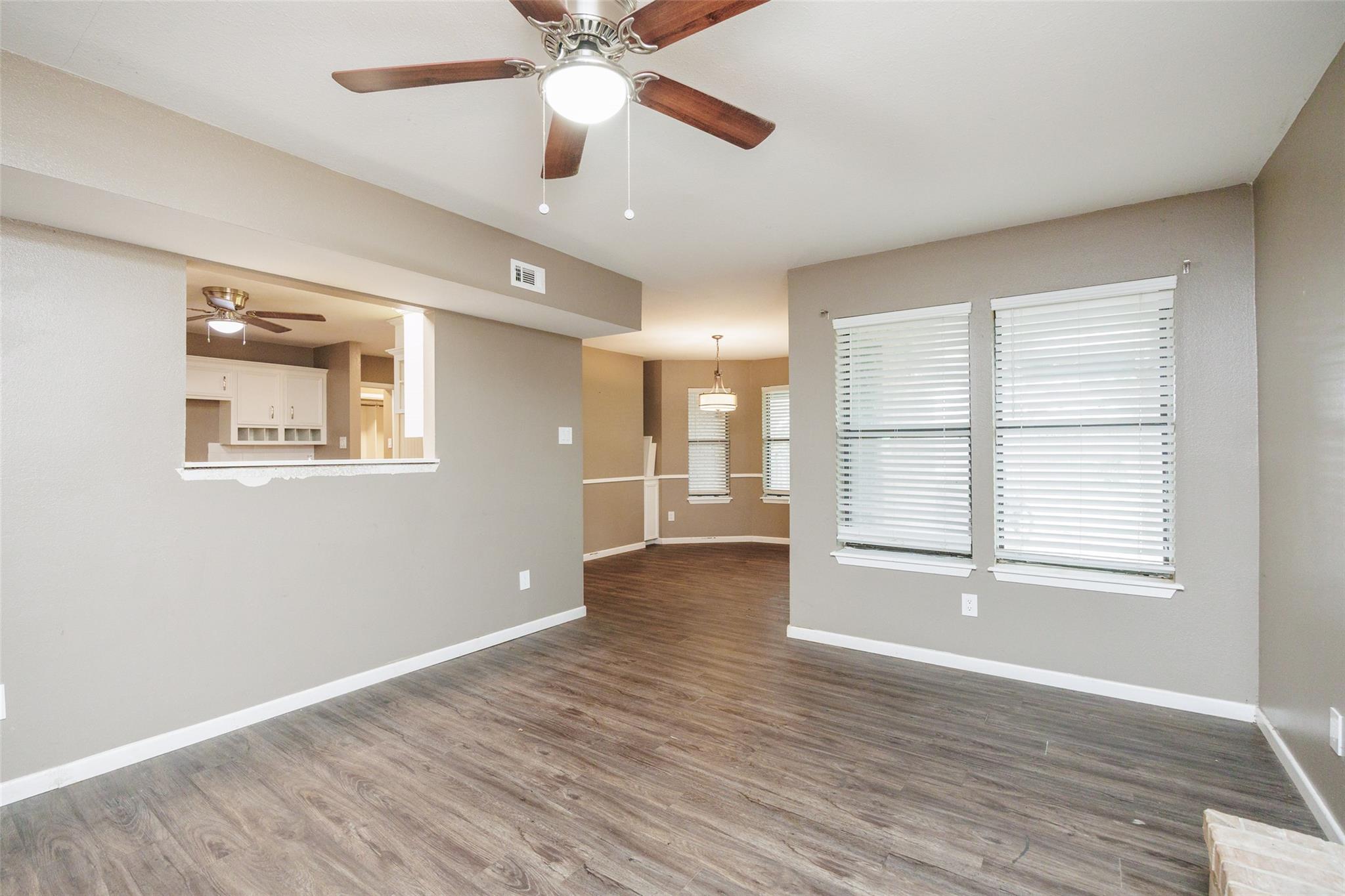 320 Long Pointe DR — photo 3
