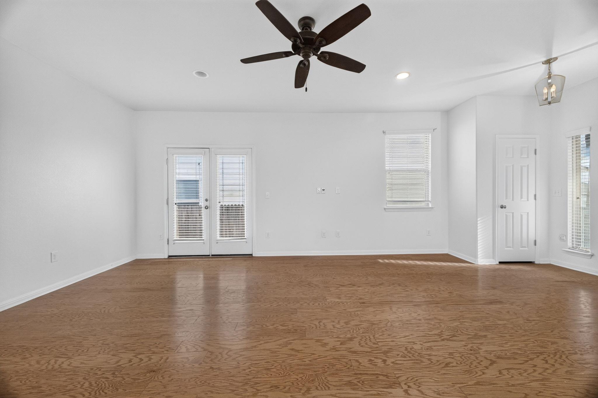 430 Twisted Oaks LN — photo 4