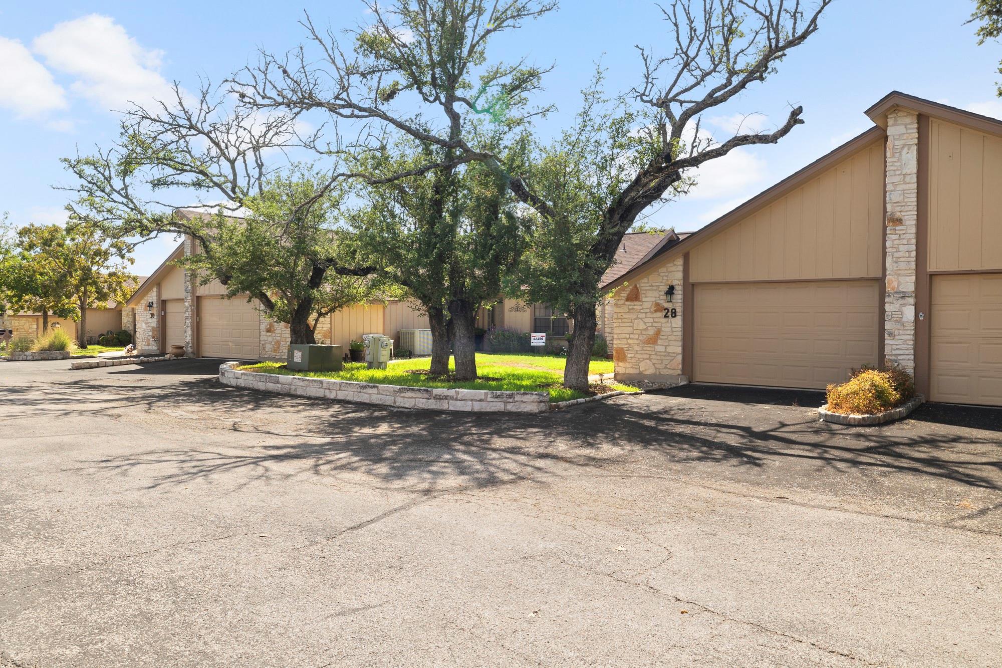 28 Oaks PL — photo 3
