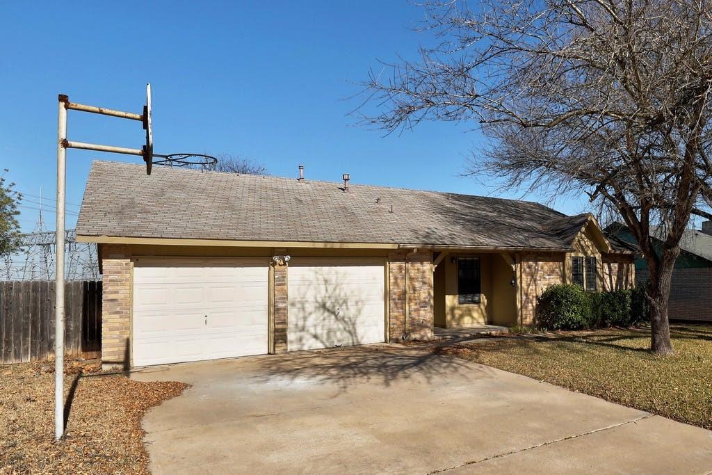 1214 Doonesbury DR — photo 3