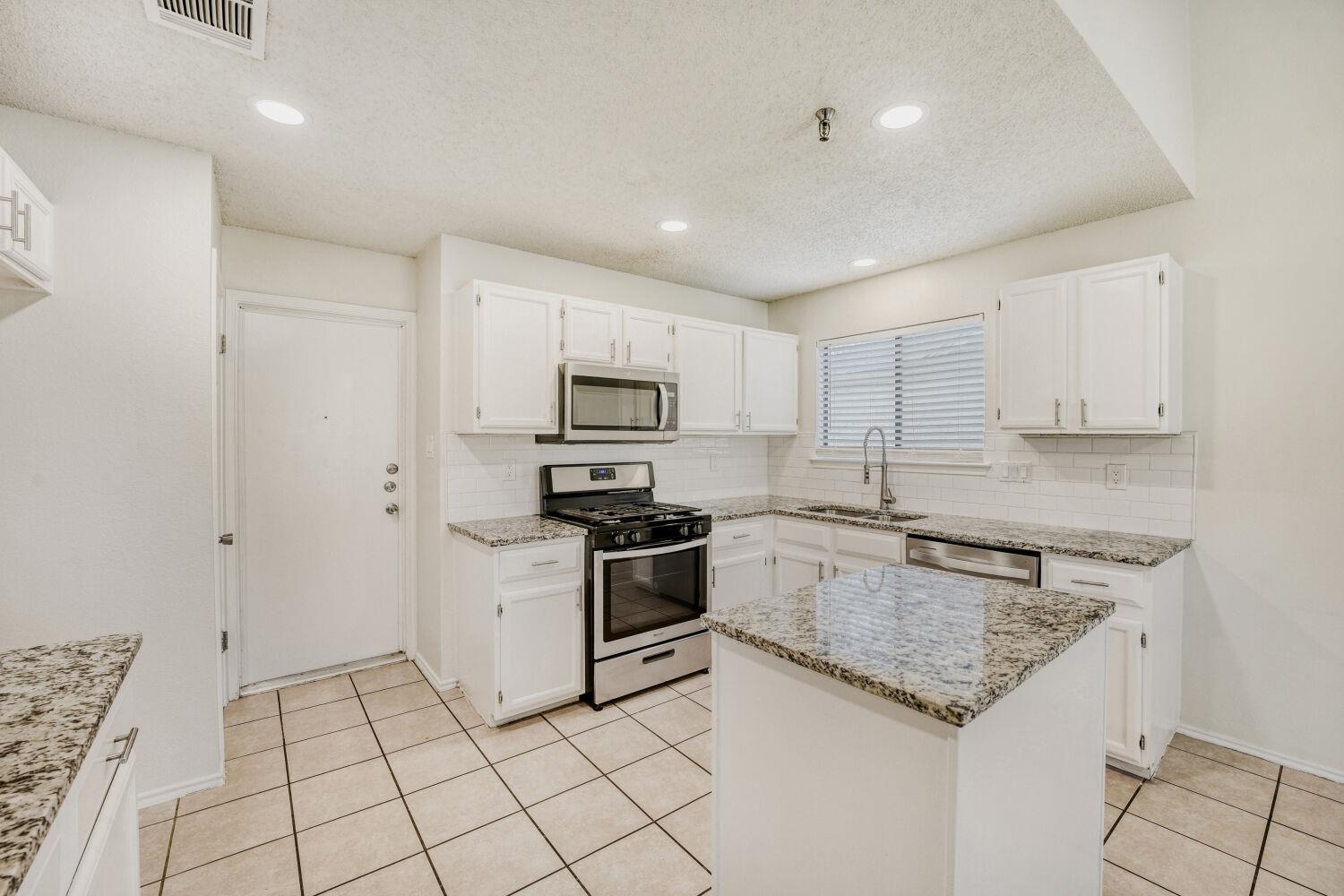 11922 MEADOWFIRE DR — photo 5