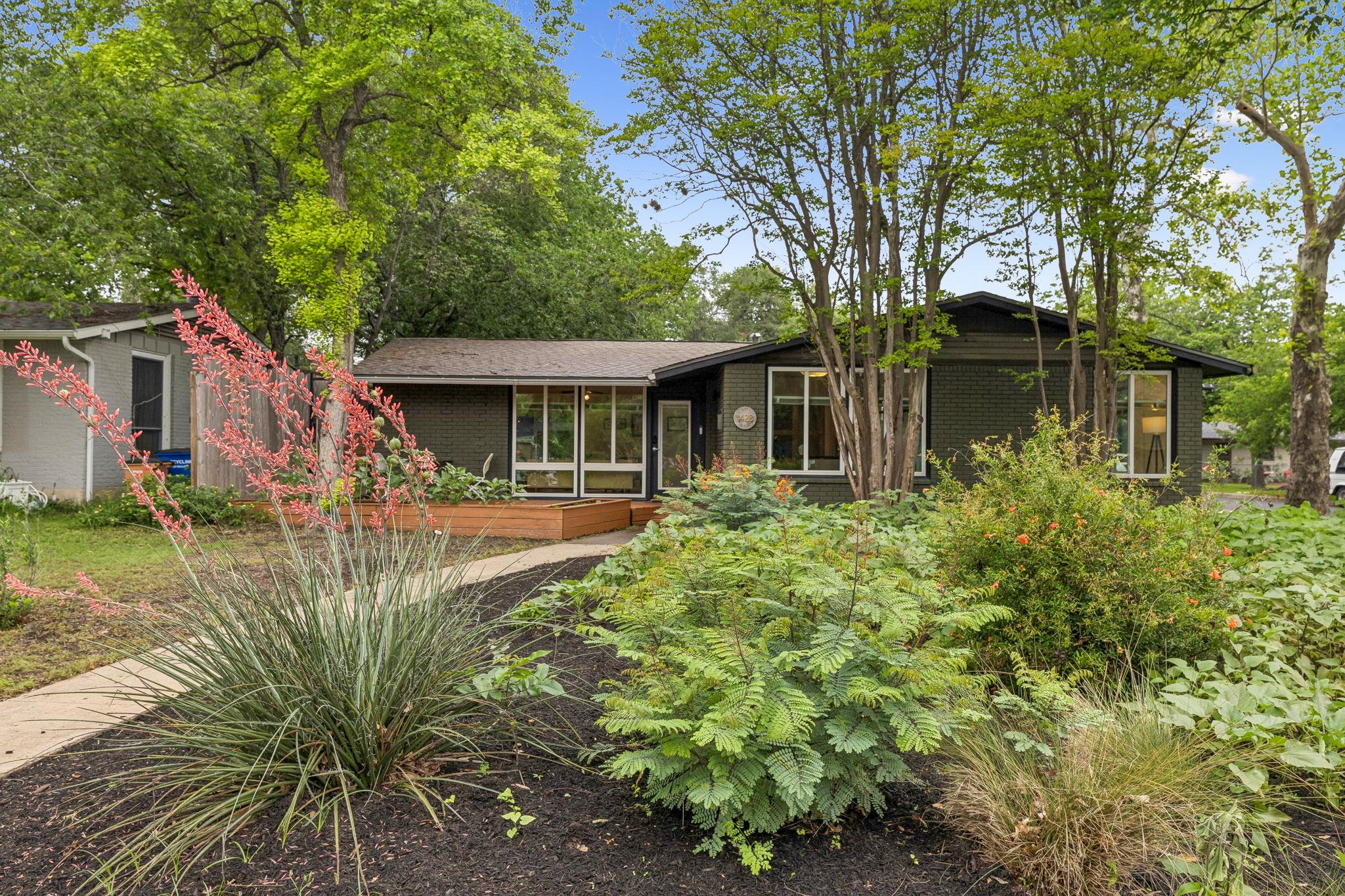 1428 Corona DR — photo 3