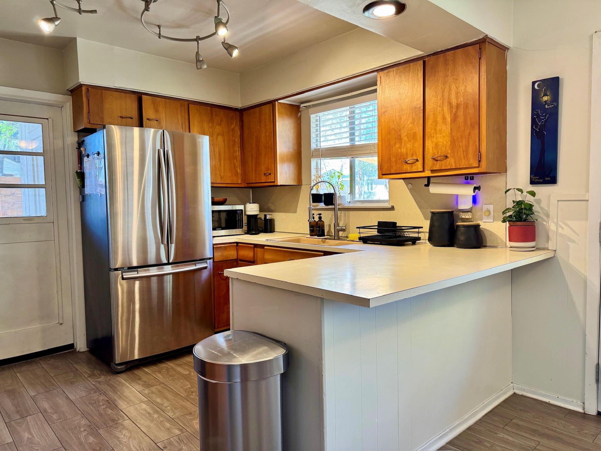 1402 Camelot CIR — photo 5