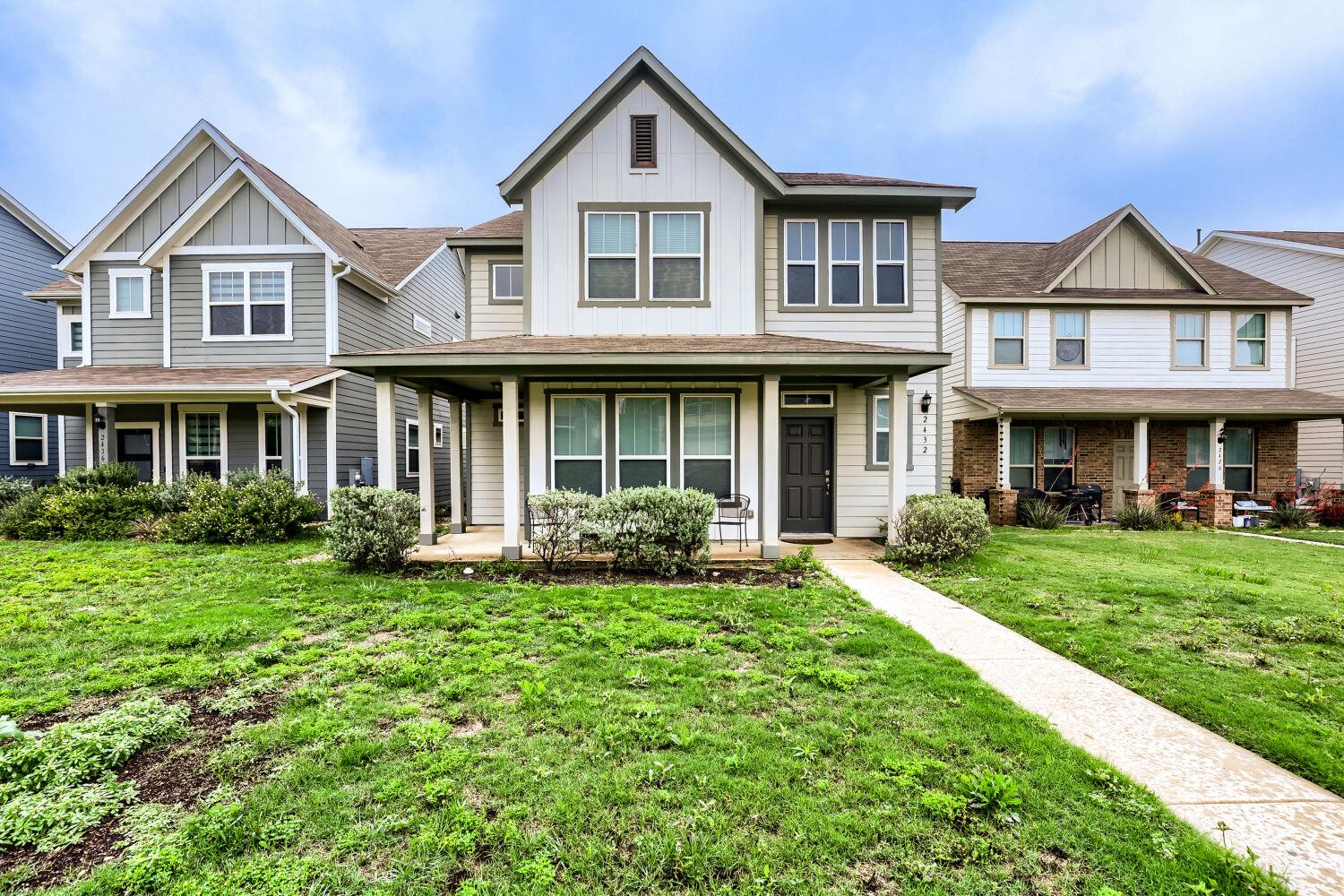 2432 Berryville LN — photo 3