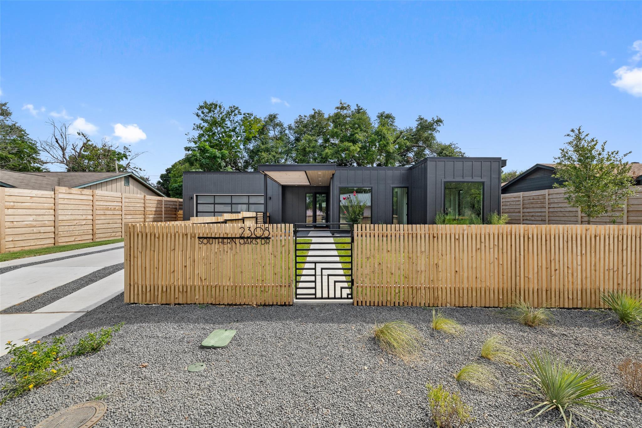 2305 Southern Oaks DR — photo 3