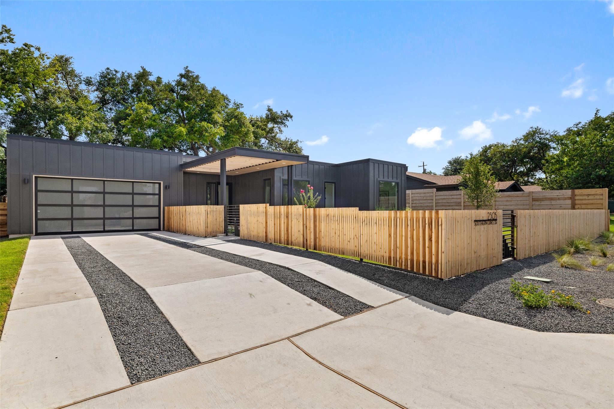2305 Southern Oaks DR — photo 4
