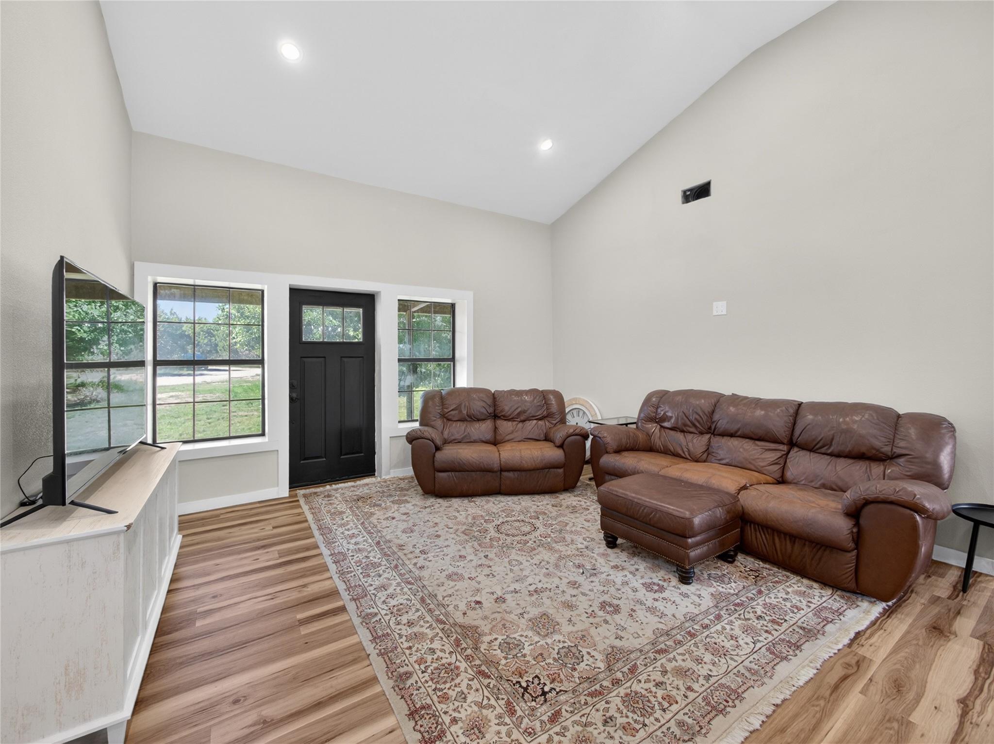 411 Avila LN — photo 4