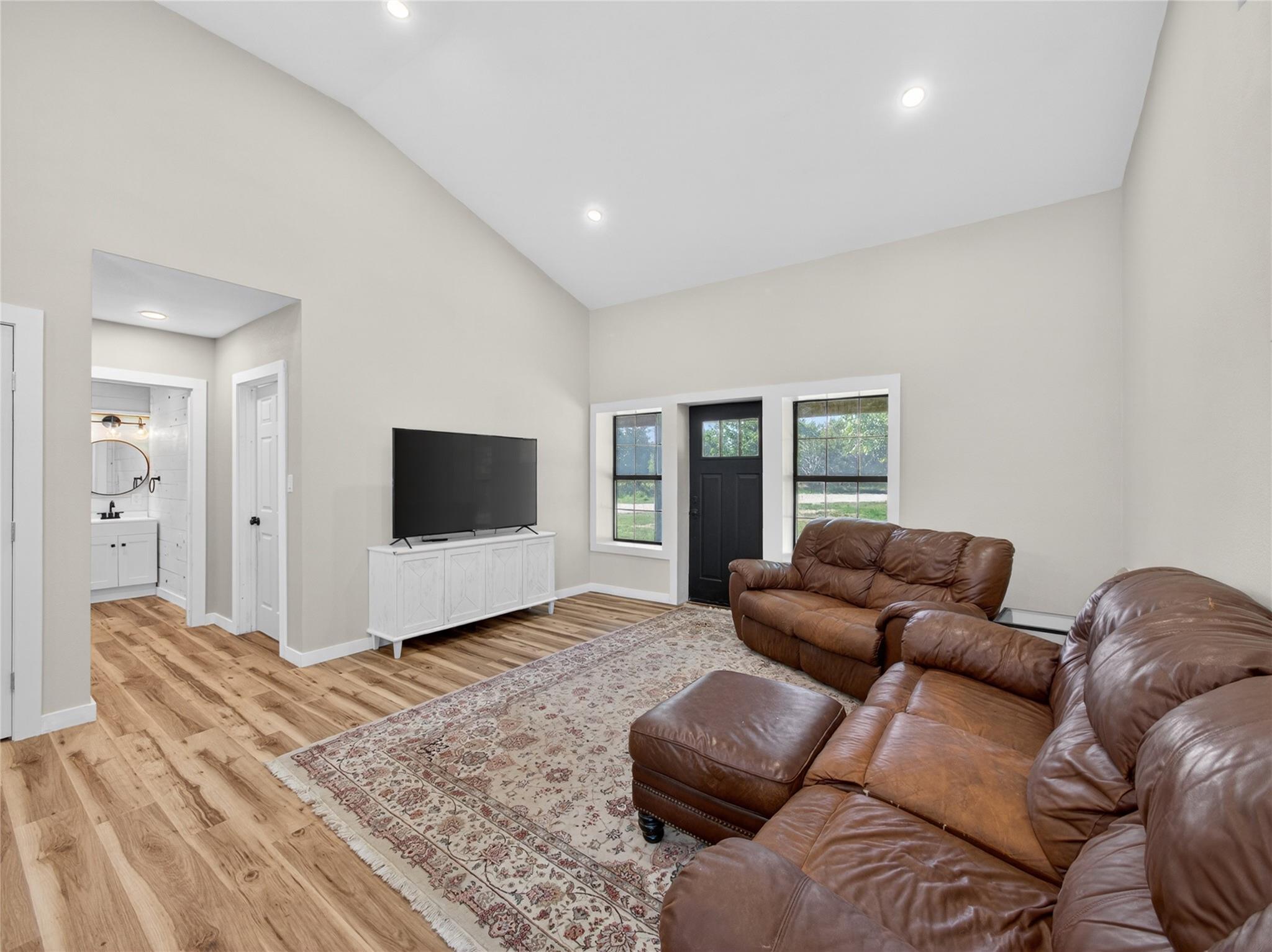411 Avila LN — photo 5