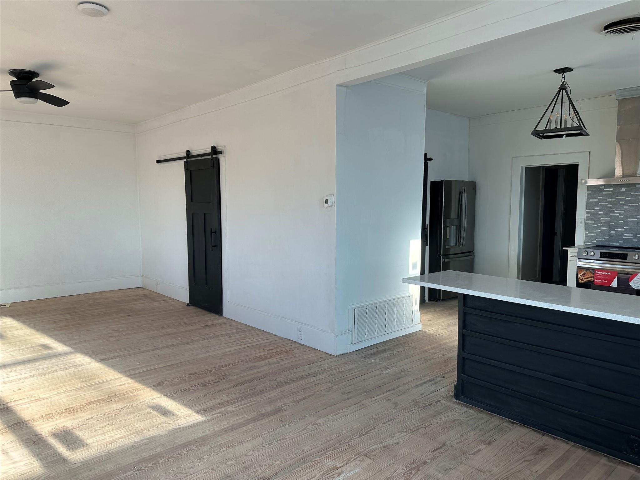 405 East College ST — photo 4