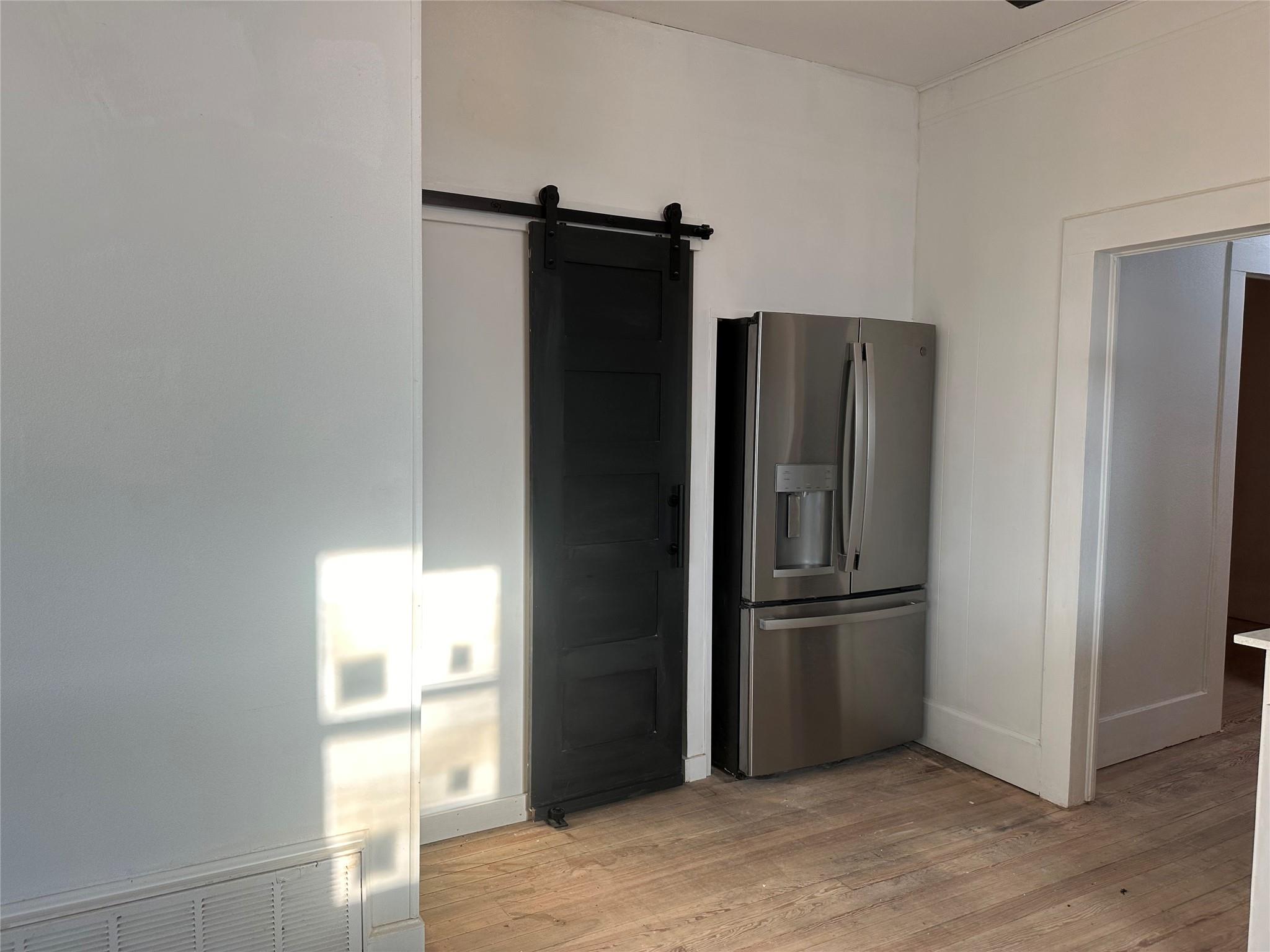 405 East College ST — photo 3