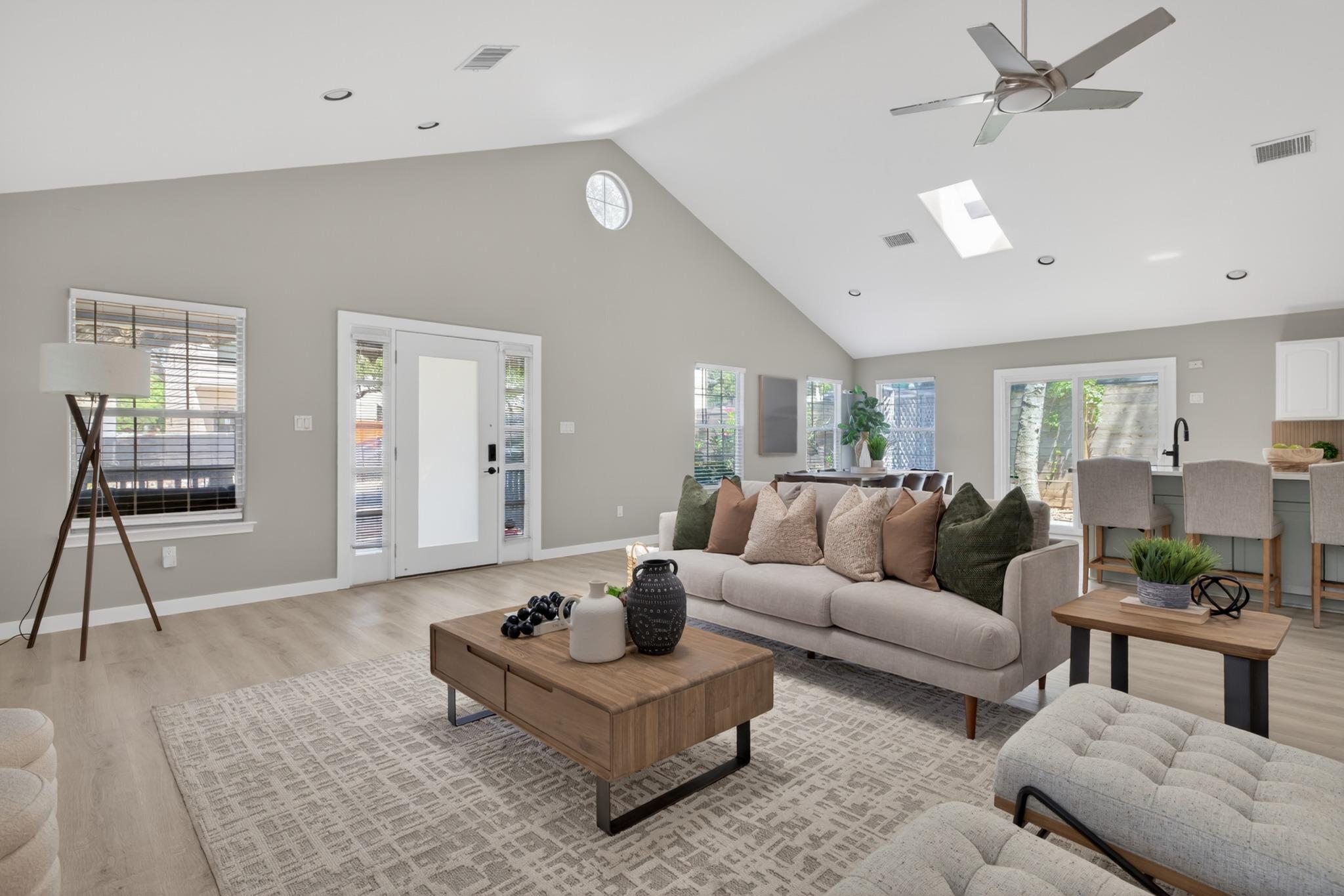 411 Live Oak ST — photo 3