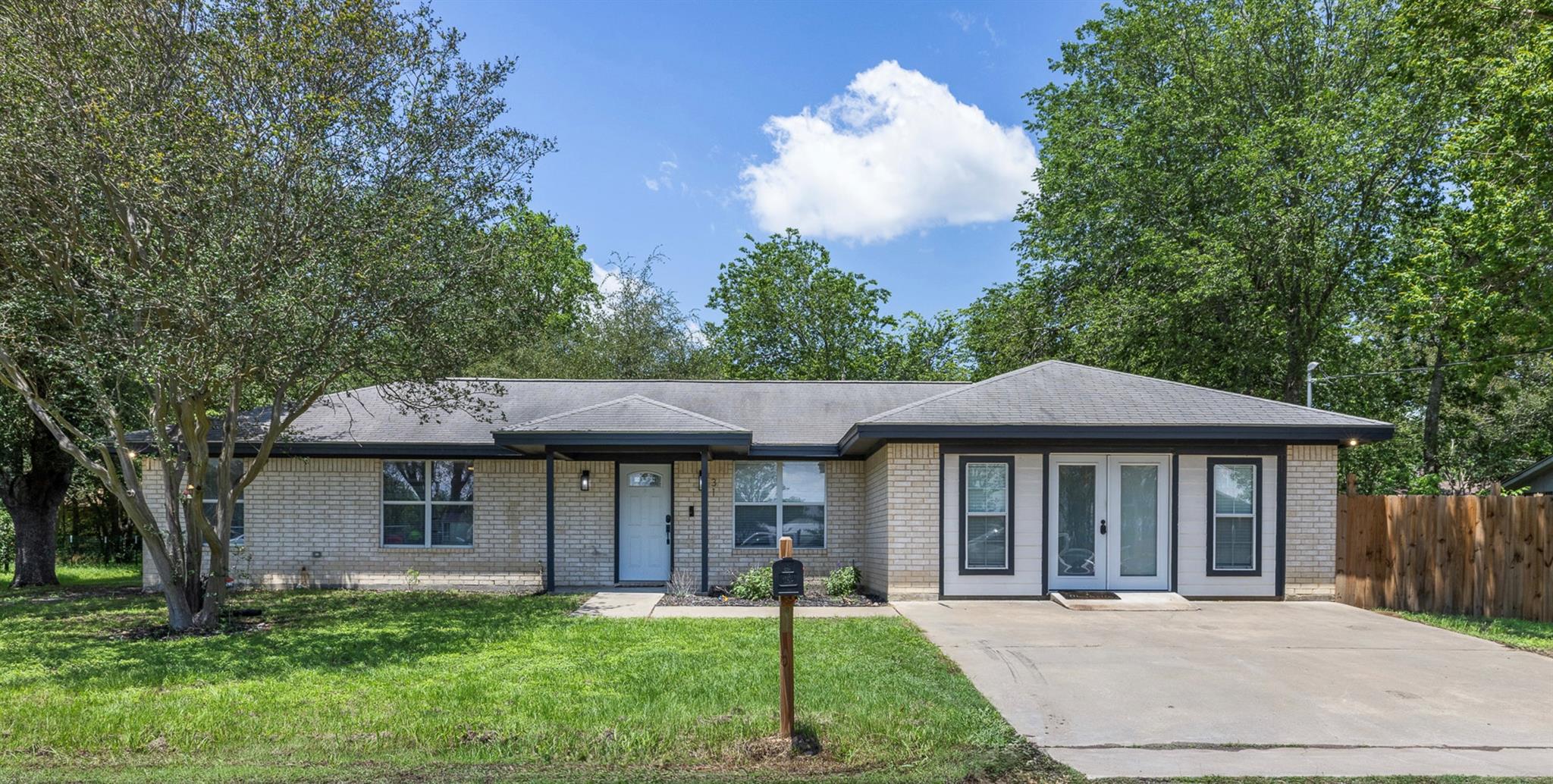 312 Holcombe DR — photo 3