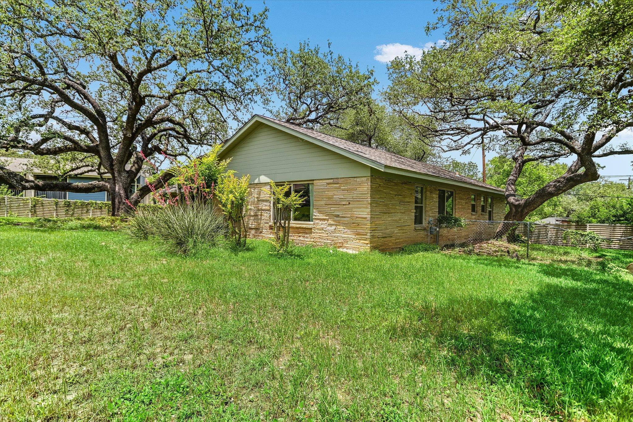 502 Sunset CIR — photo 4