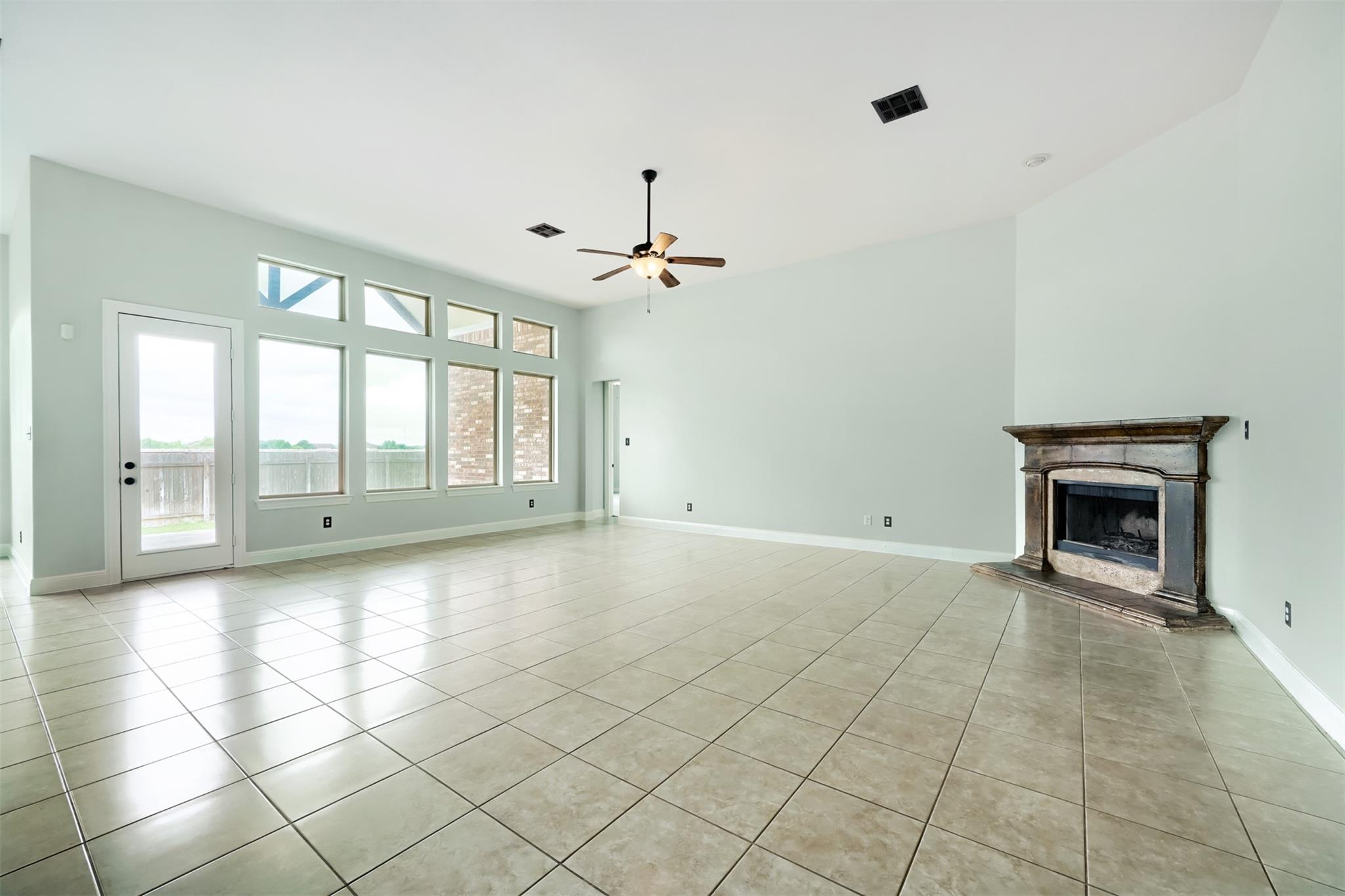 1012 Hillrose DR — photo 3