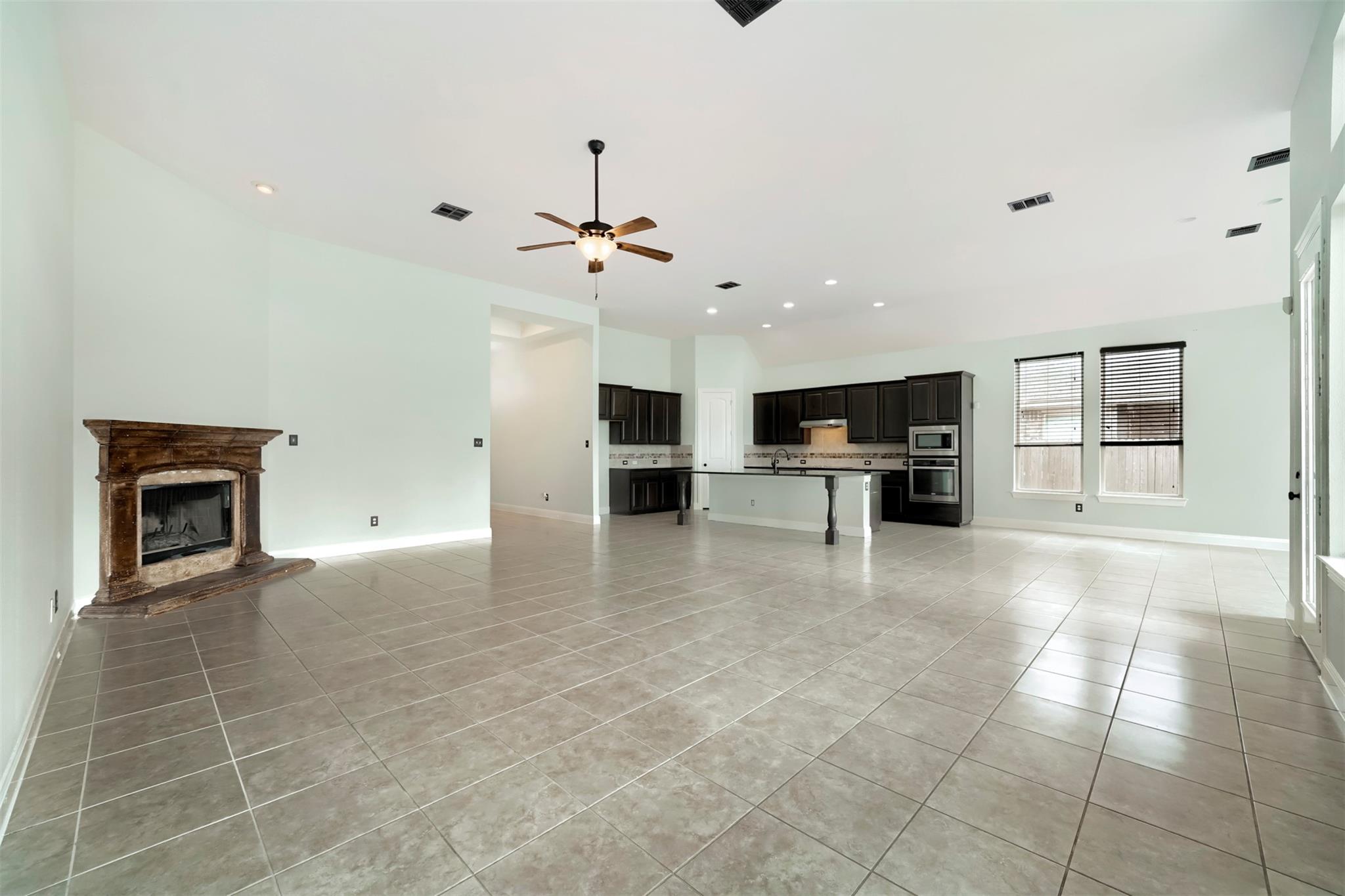 1012 Hillrose DR — photo 4