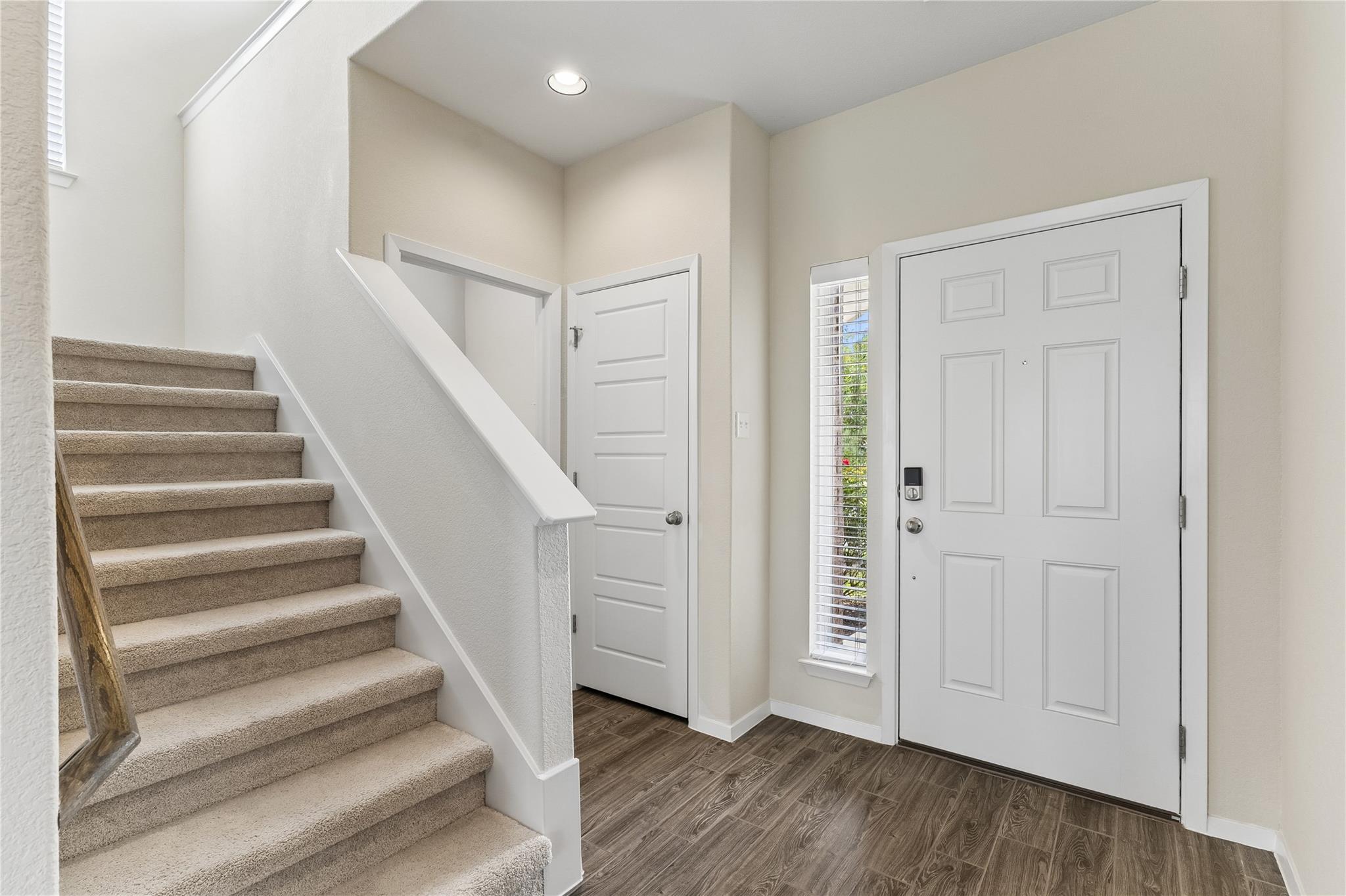 318 Schuylerville DR — photo 4