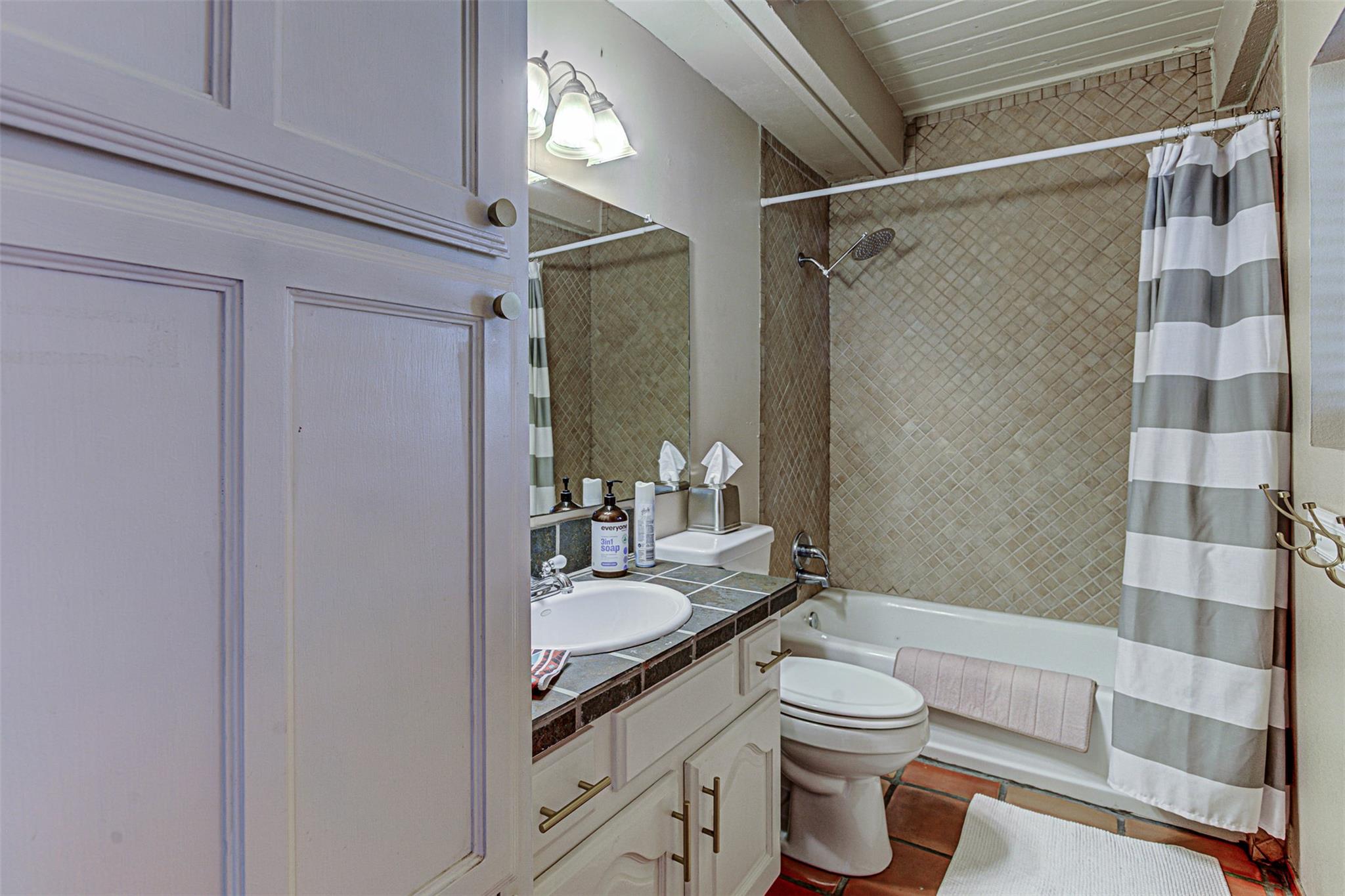 401 Lake Point DR — photo 5