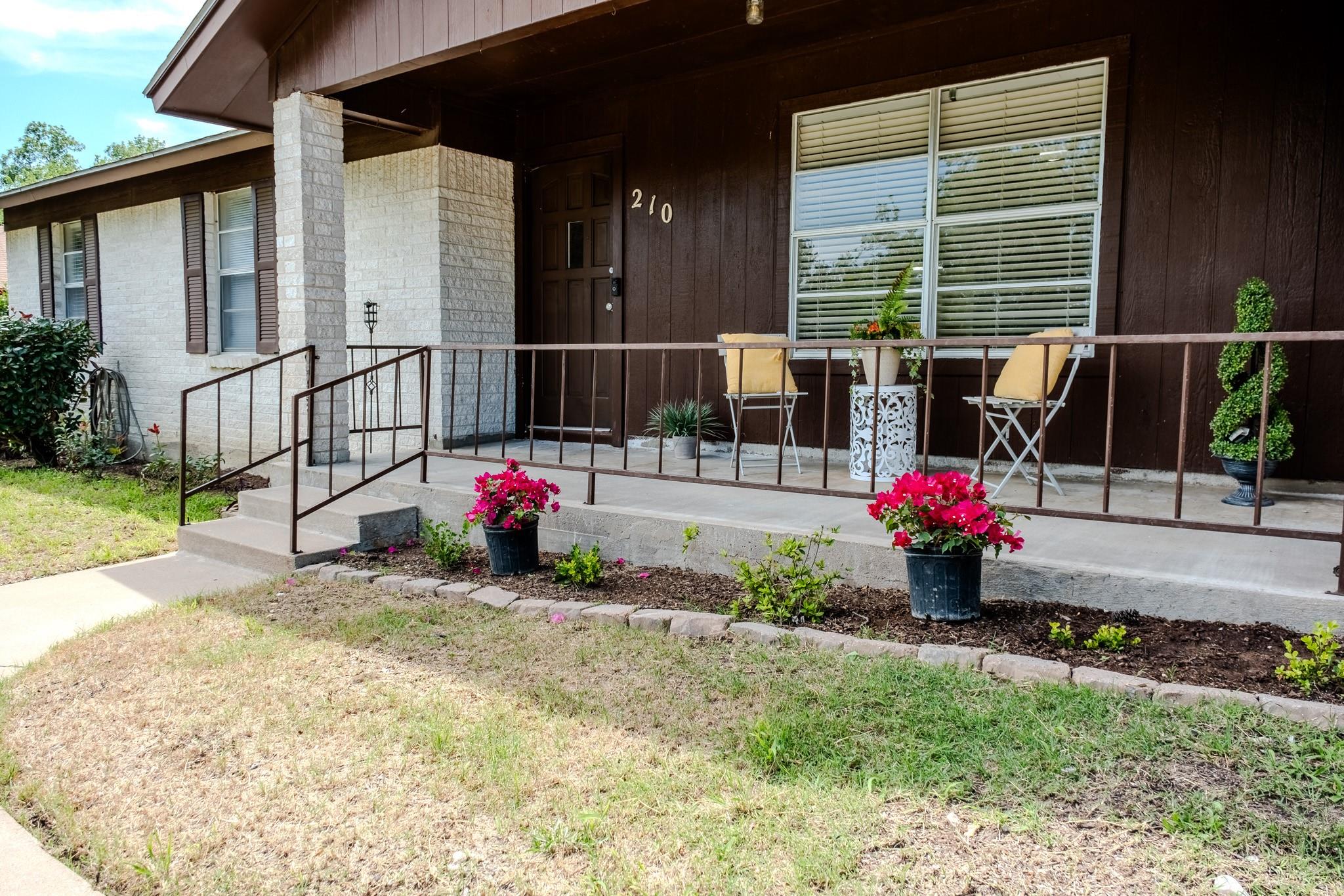 210 LOESCH DR — photo 3
