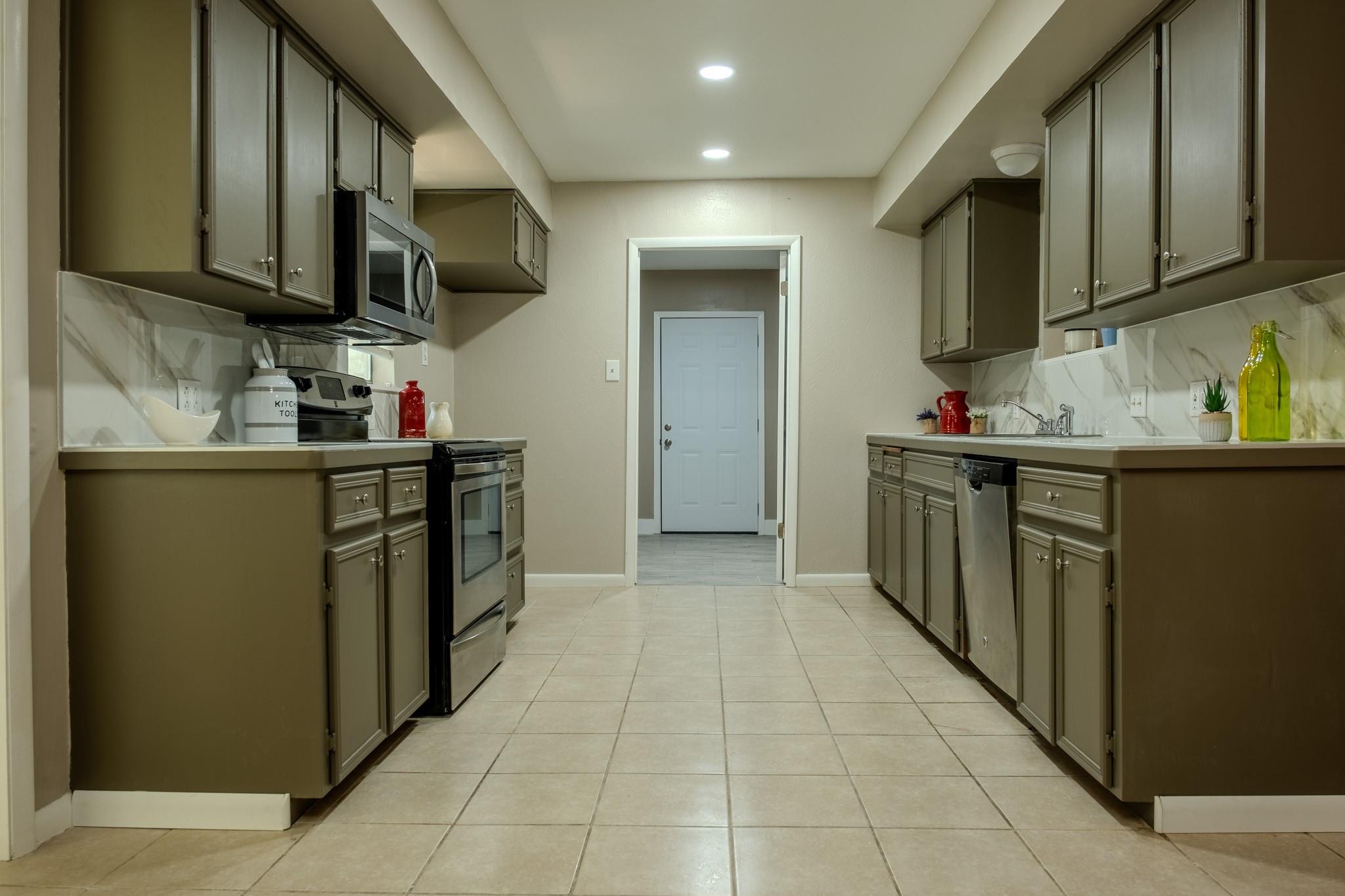 210 LOESCH DR — photo 4