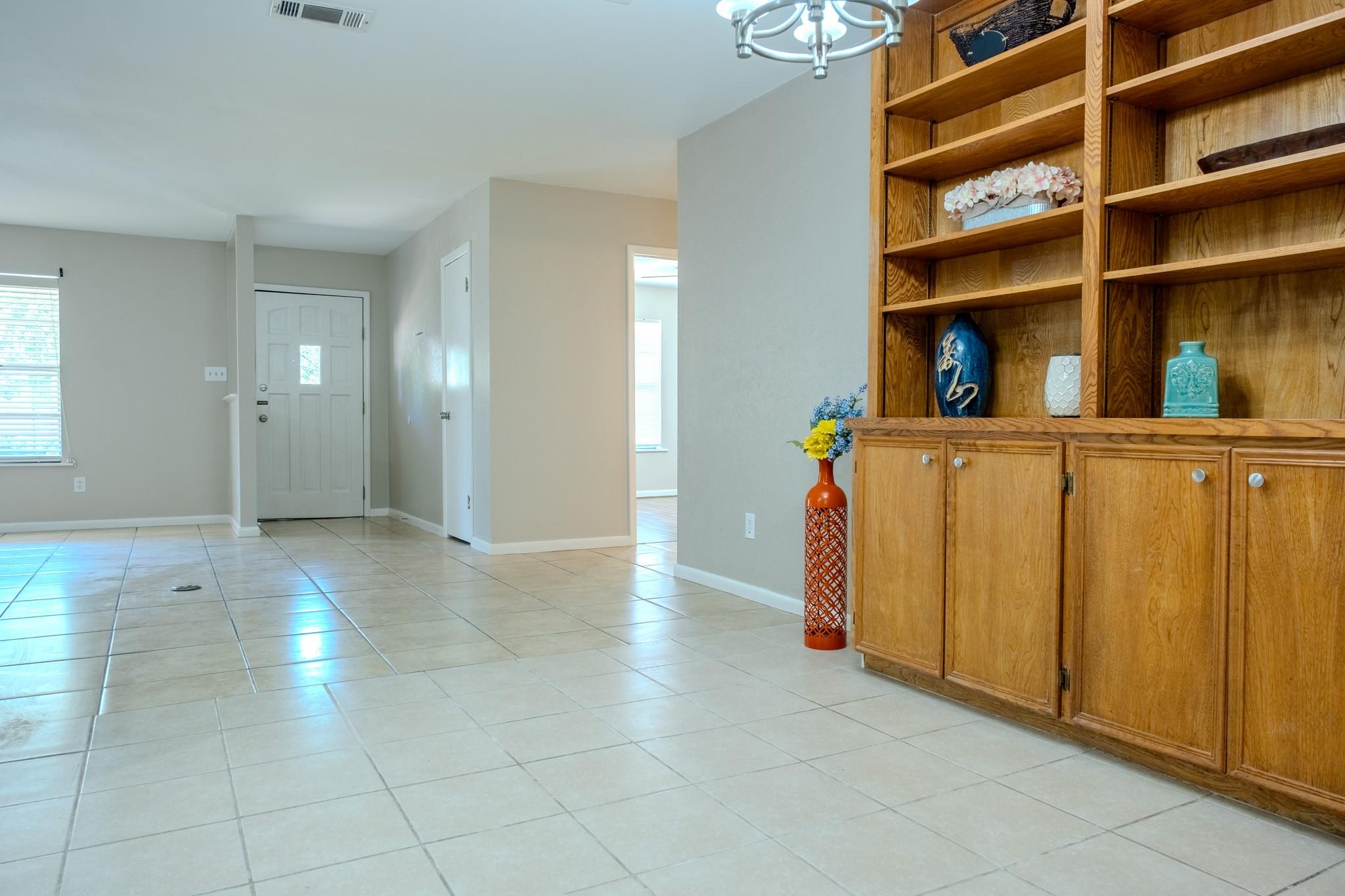 210 LOESCH DR — photo 5