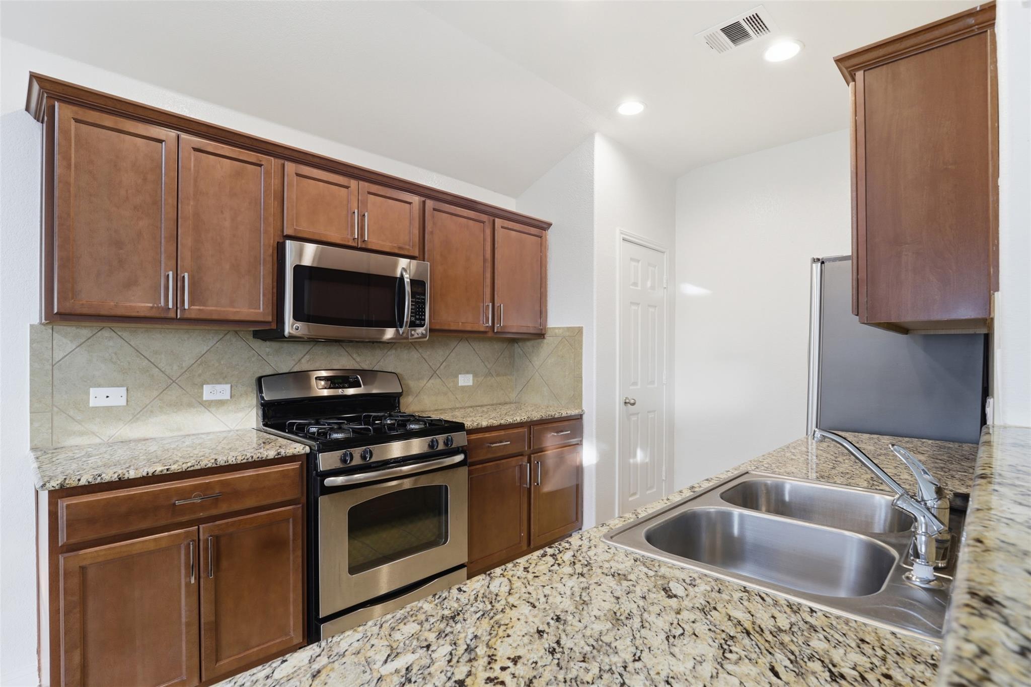 448 Nottingham LOOP — photo 3