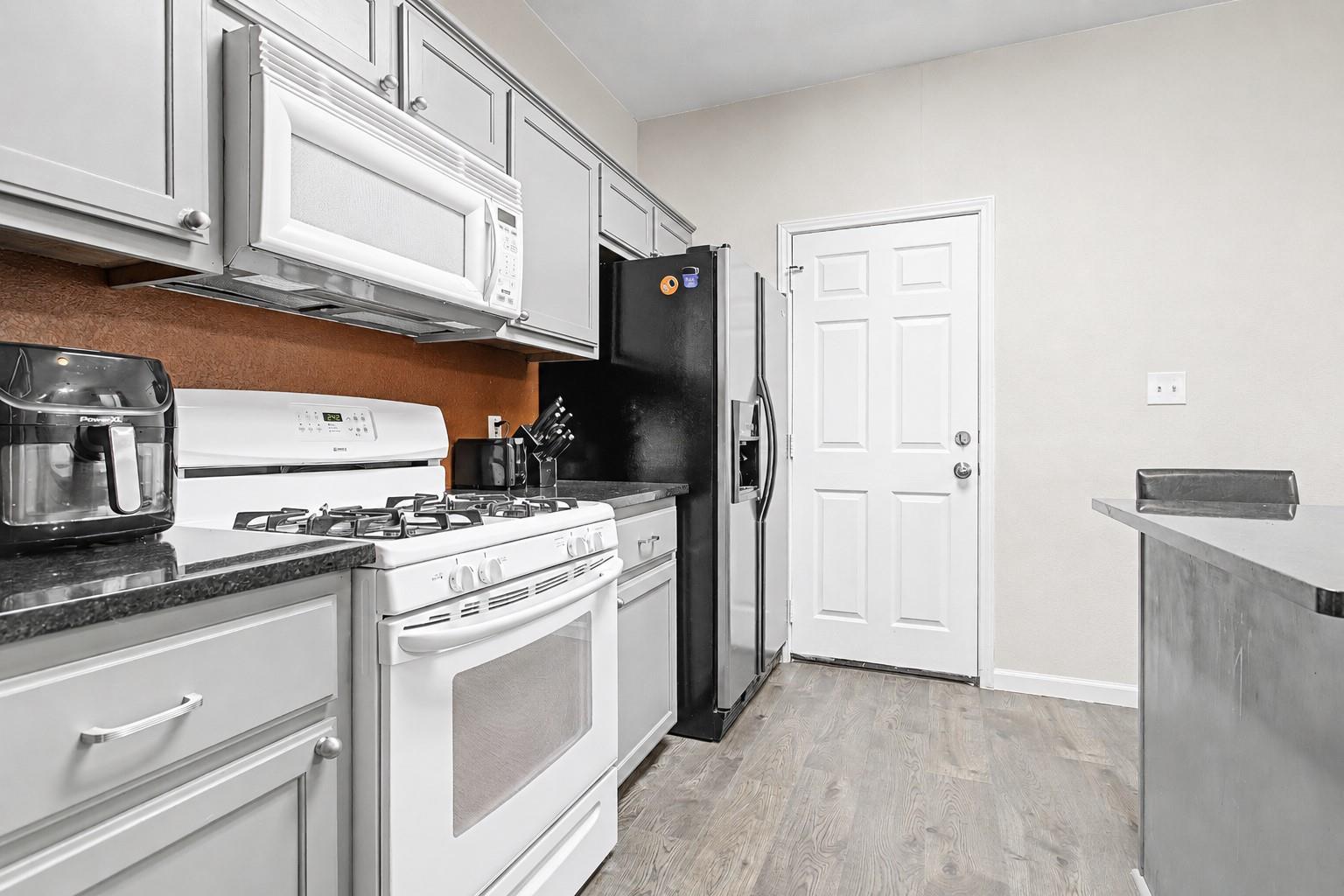 207 Kates WAY — photo 4