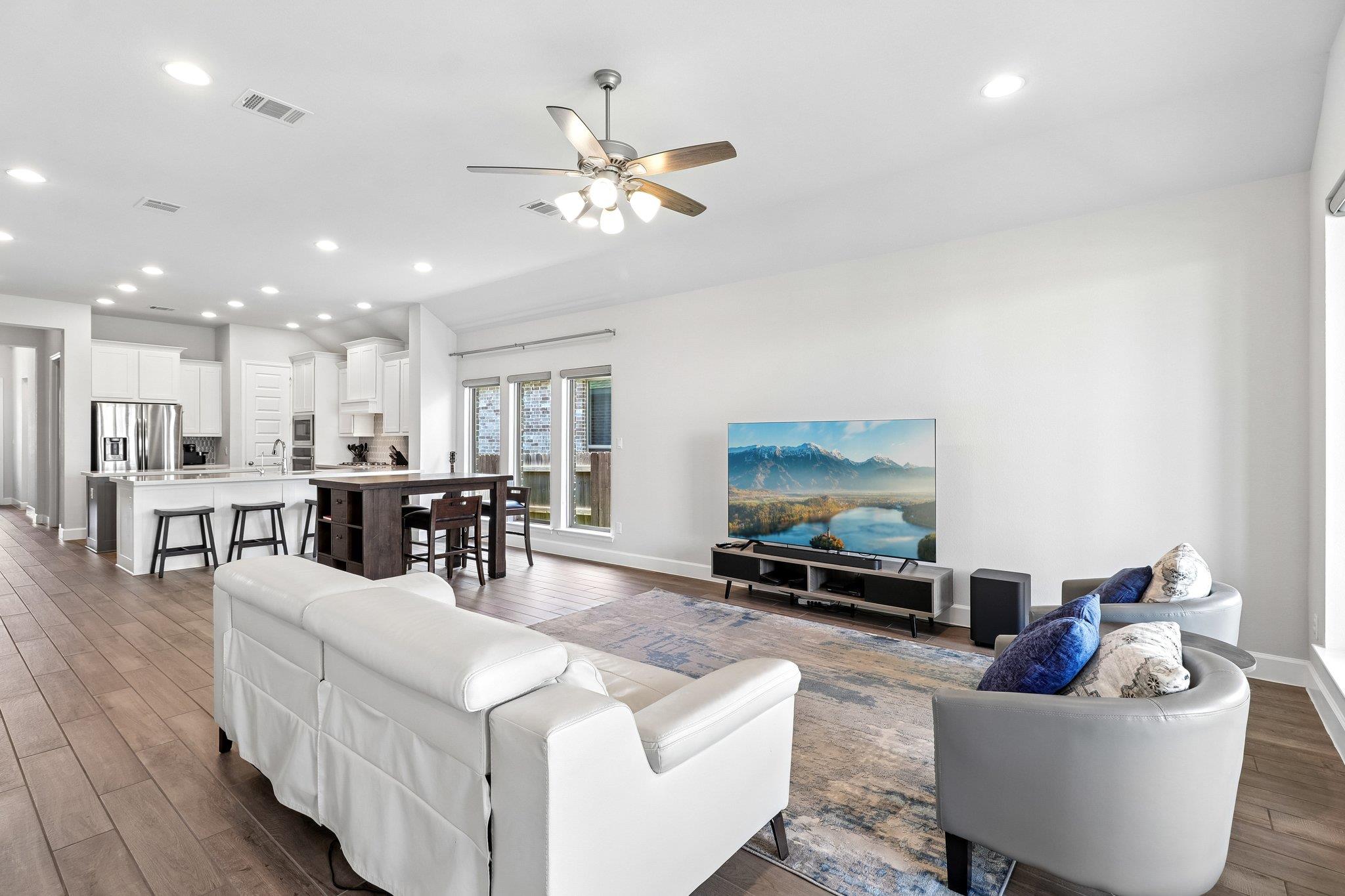 112 Chinaberry BND — photo 3