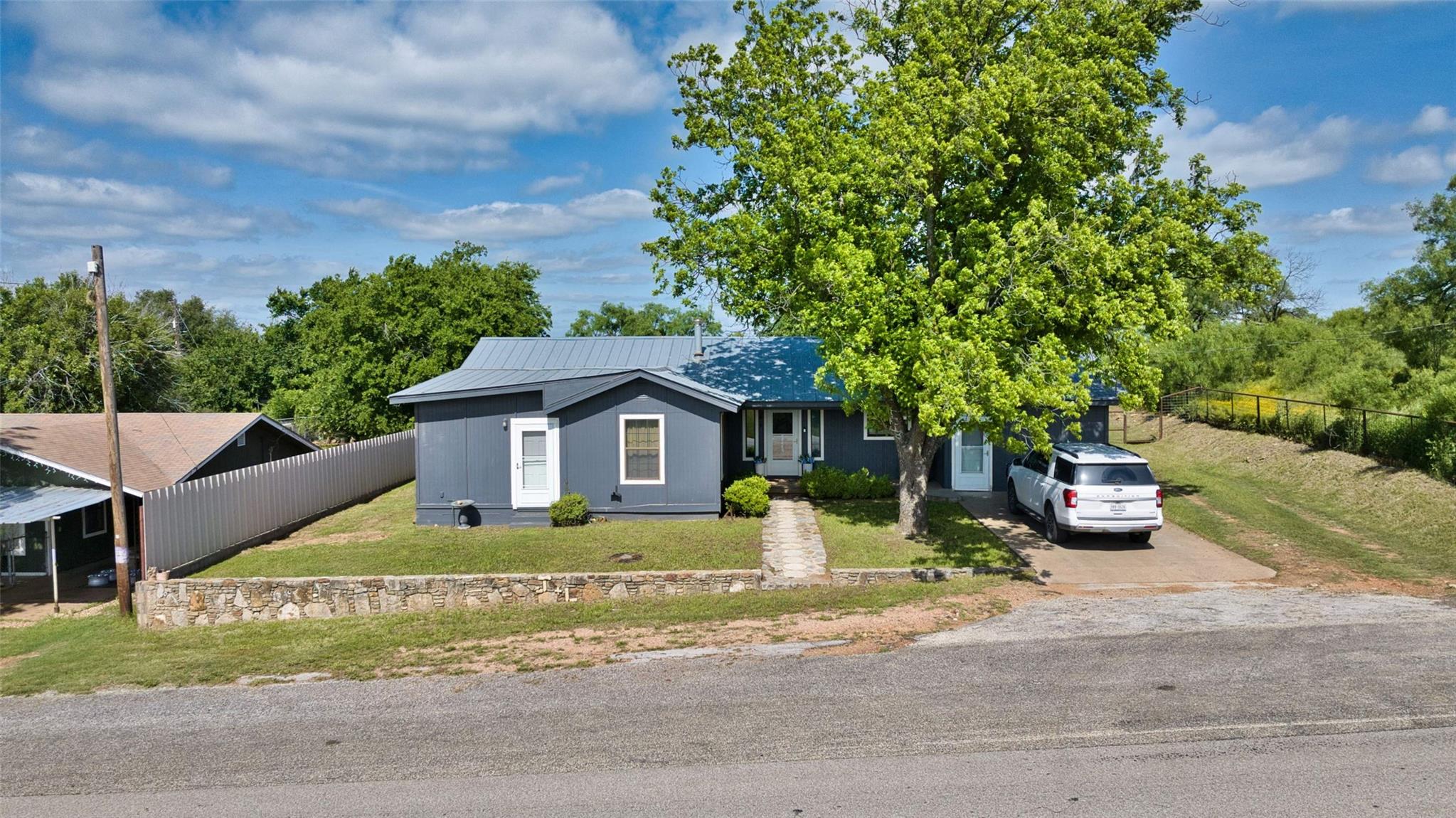 904 Bluebonnet RD — photo 4