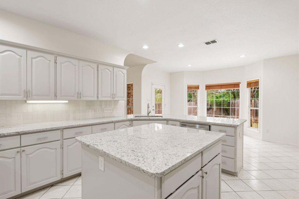 2104 Lancaster ST — photo 4