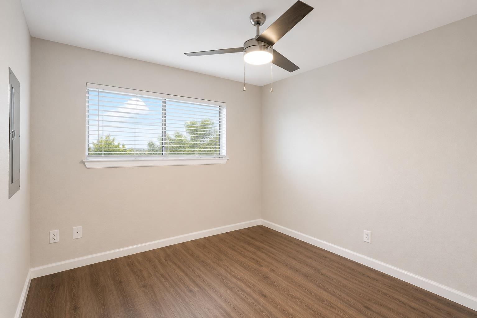 8214 Interstate 35 SVRD SB Highway — photo 3